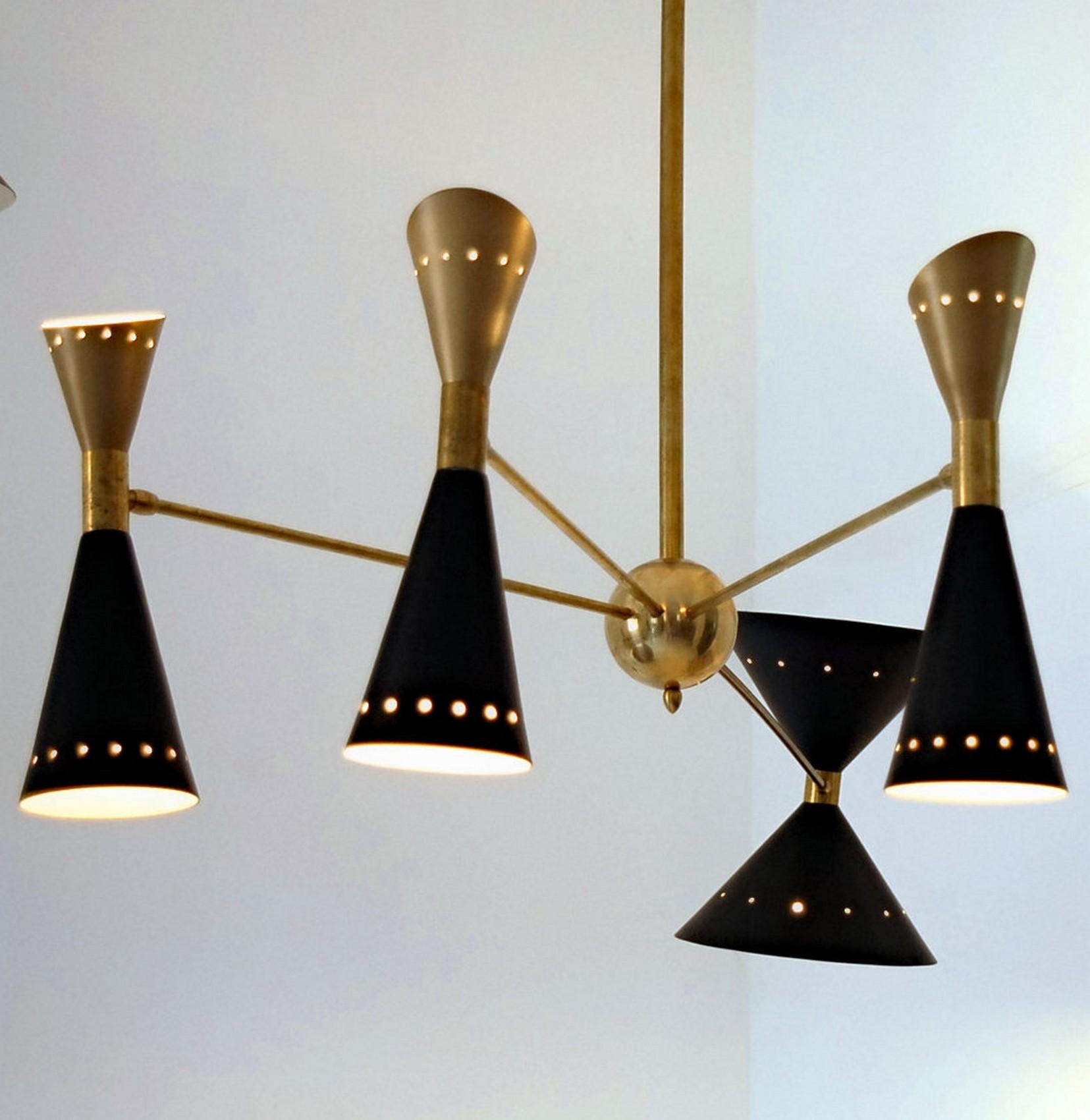 Vierarmiger asymmetrischer Kronleuchter aus Messing, schwarz-goldene schwarze, schwarze Schirmen, Stilnovo-Stil im Angebot 1