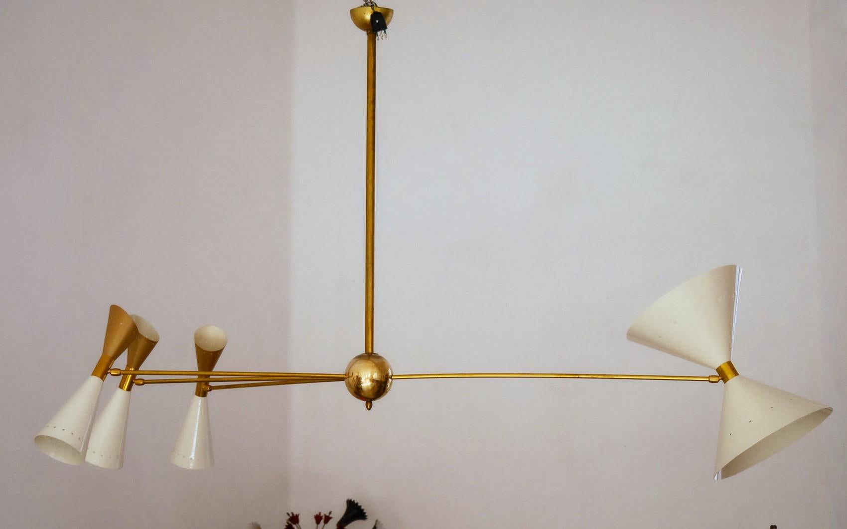 Vierarmiger asymmetrischer Kronleuchter aus Messing, elfenbeinfarbene goldene schwenkbare Schirmen, Stilnovo-Stil im Angebot 3