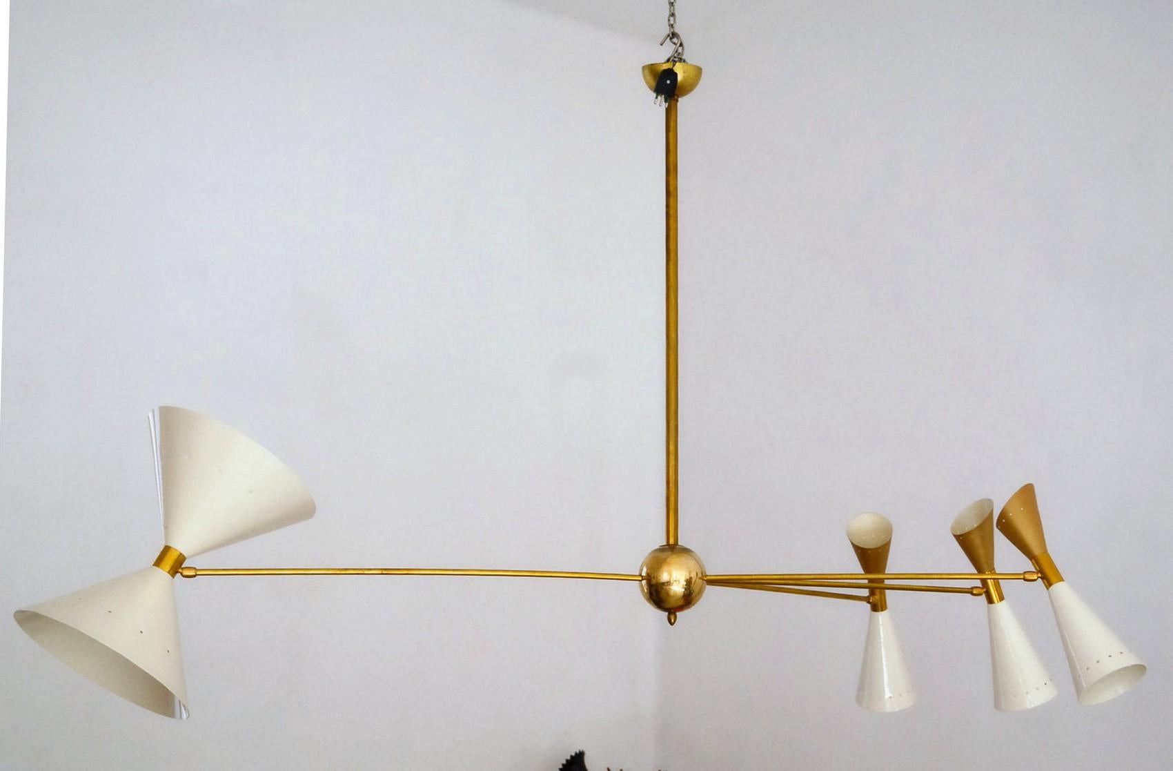 Vierarmiger asymmetrischer Kronleuchter aus Messing, elfenbeinfarbene goldene schwenkbare Schirmen, Stilnovo-Stil im Angebot 3