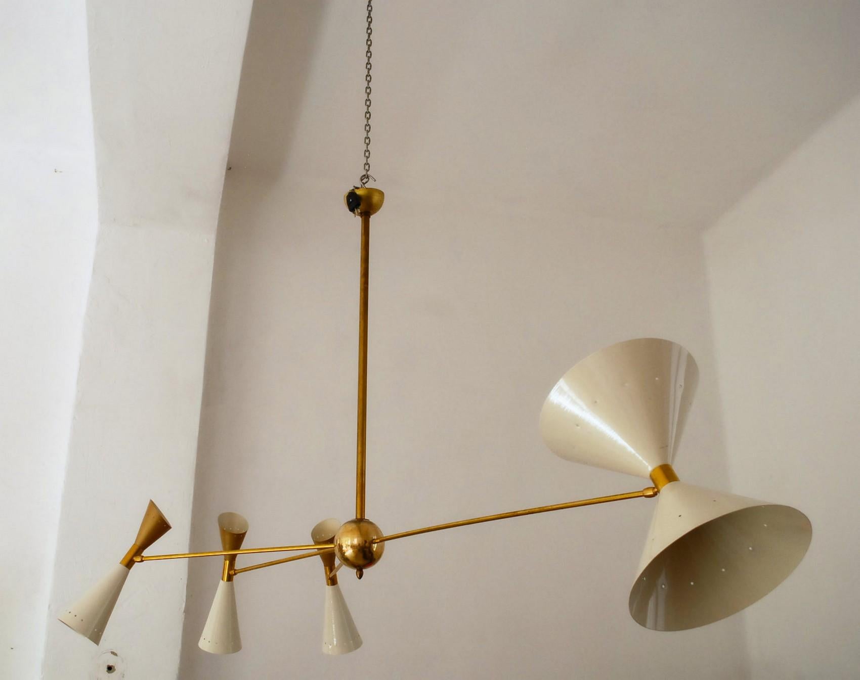 Vierarmiger asymmetrischer Kronleuchter aus Messing, elfenbeinfarbene goldene schwenkbare Schirmen, Stilnovo-Stil im Angebot 5