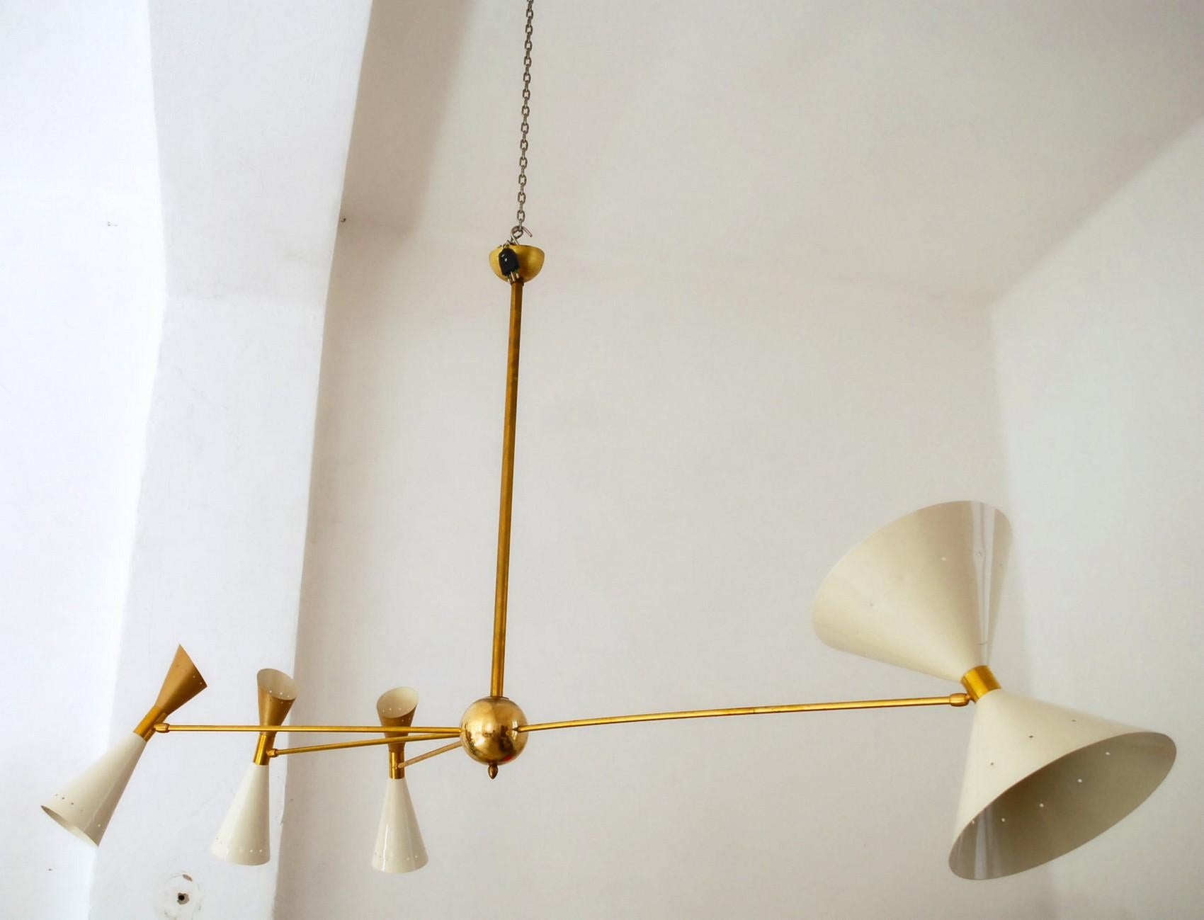 Vierarmiger asymmetrischer Kronleuchter aus Messing, elfenbeinfarbene goldene schwenkbare Schirmen, Stilnovo-Stil im Angebot 6