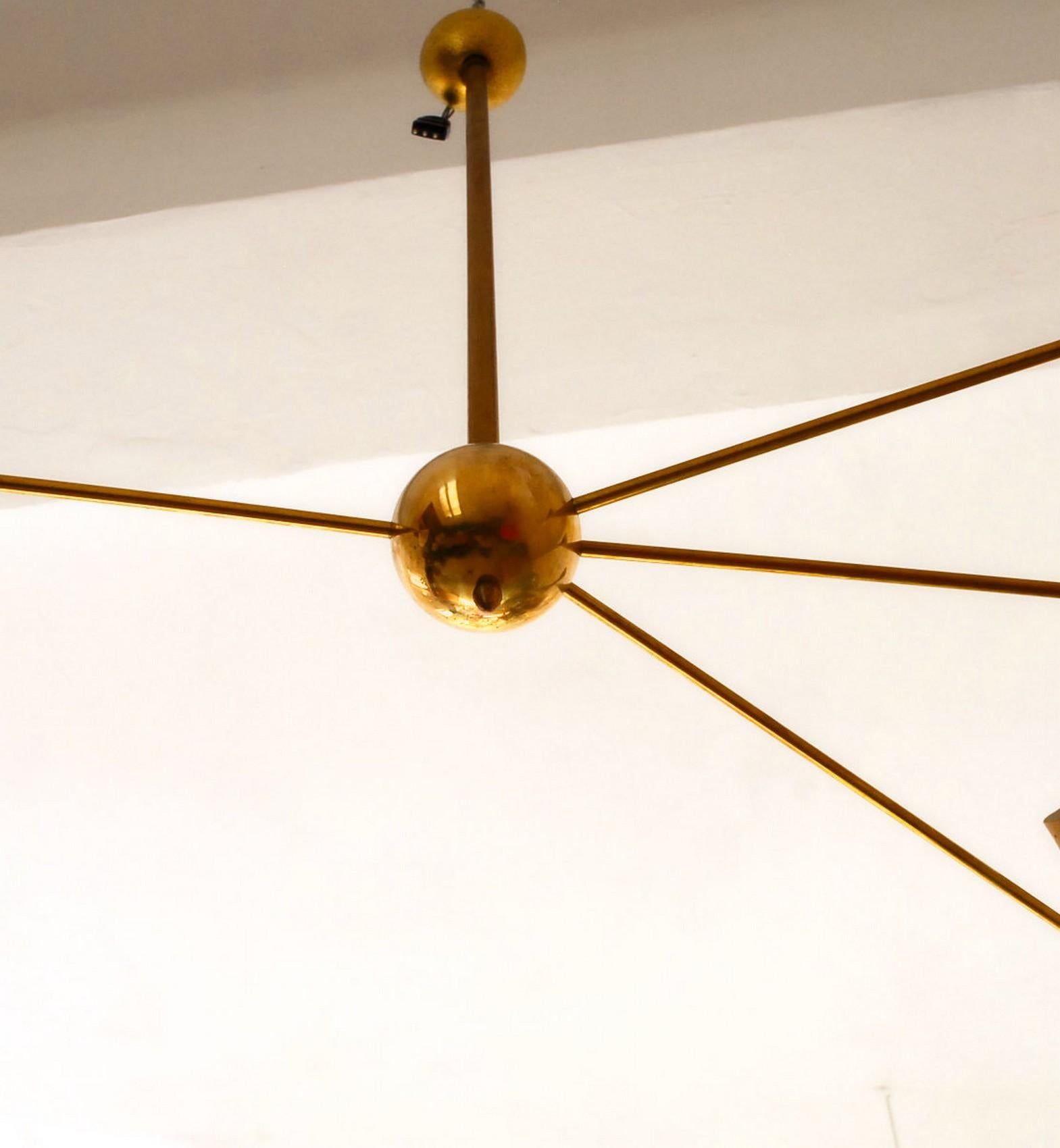 Vierarmiger asymmetrischer Kronleuchter aus Messing, elfenbeinfarbene goldene schwenkbare Schirmen, Stilnovo-Stil im Angebot 9