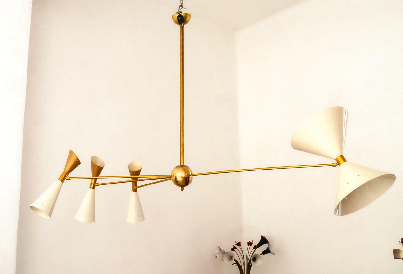 Vierarmiger asymmetrischer Kronleuchter aus Messing, elfenbeinfarbene goldene schwenkbare Schirmen, Stilnovo-Stil im Angebot 10