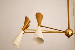 Lampadario asimmetrico a quattro bracci in ottone, paralumi a perno in oro avorio, stile Stilnovo