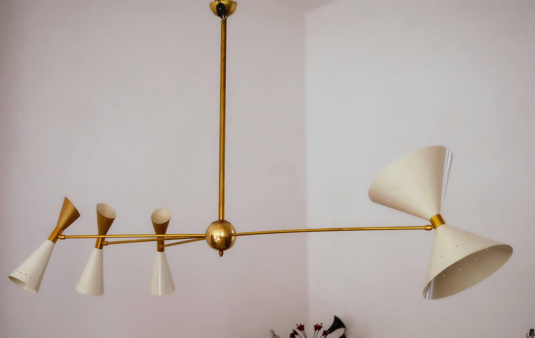 Vierarmiger asymmetrischer Kronleuchter aus Messing, elfenbeinfarbene goldene schwenkbare Schirmen, Stilnovo-Stil im Angebot 12