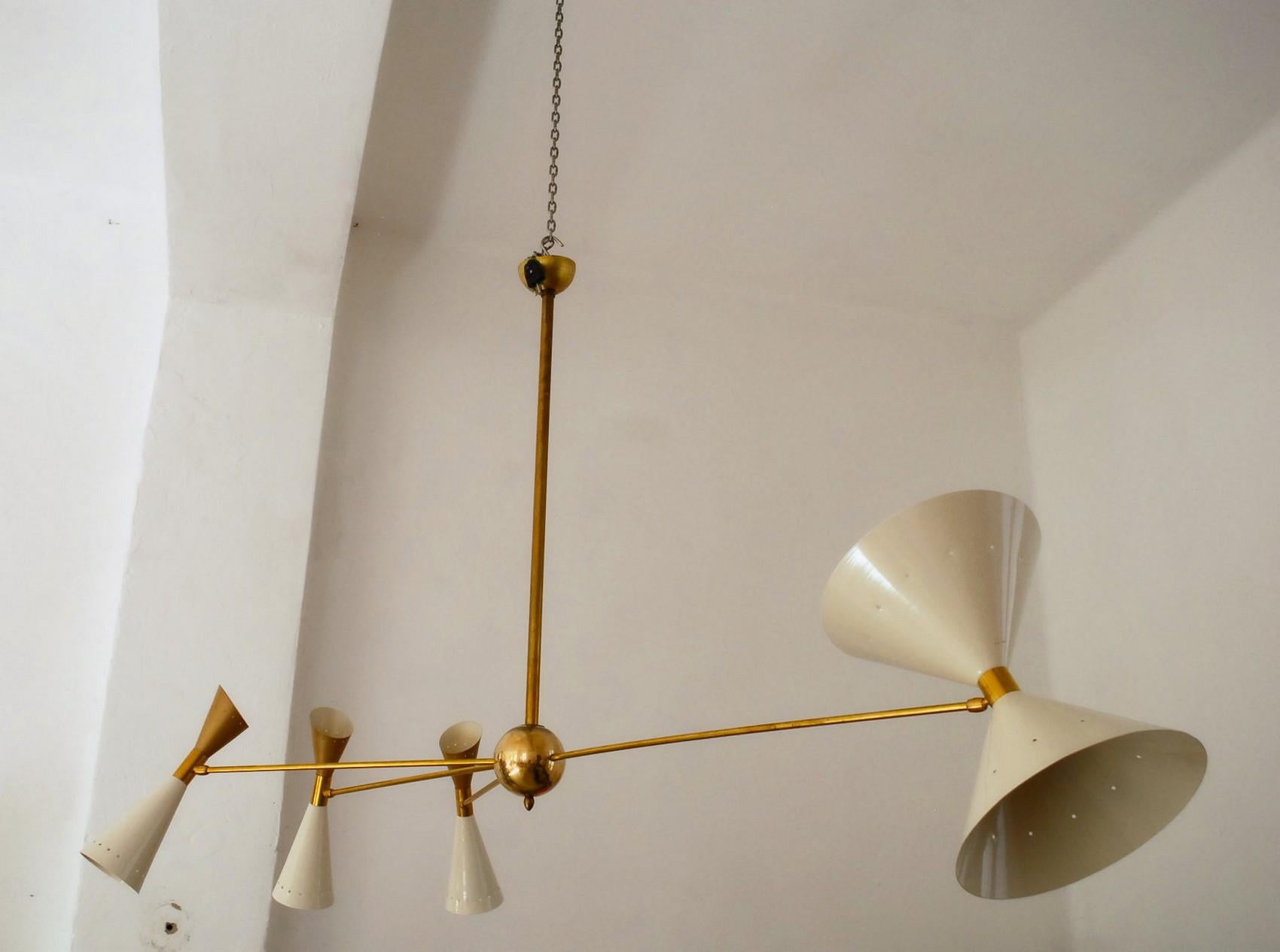 Vierarmiger asymmetrischer Kronleuchter aus Messing, elfenbeinfarbene goldene schwenkbare Schirmen, Stilnovo-Stil (Aluminium) im Angebot