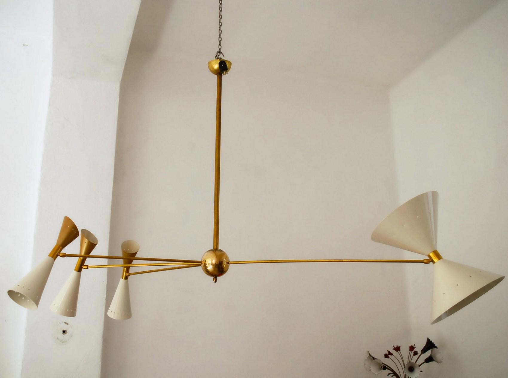 Vierarmiger asymmetrischer Kronleuchter aus Messing, elfenbeinfarbene goldene schwenkbare Schirmen, Stilnovo-Stil (Metall) im Angebot