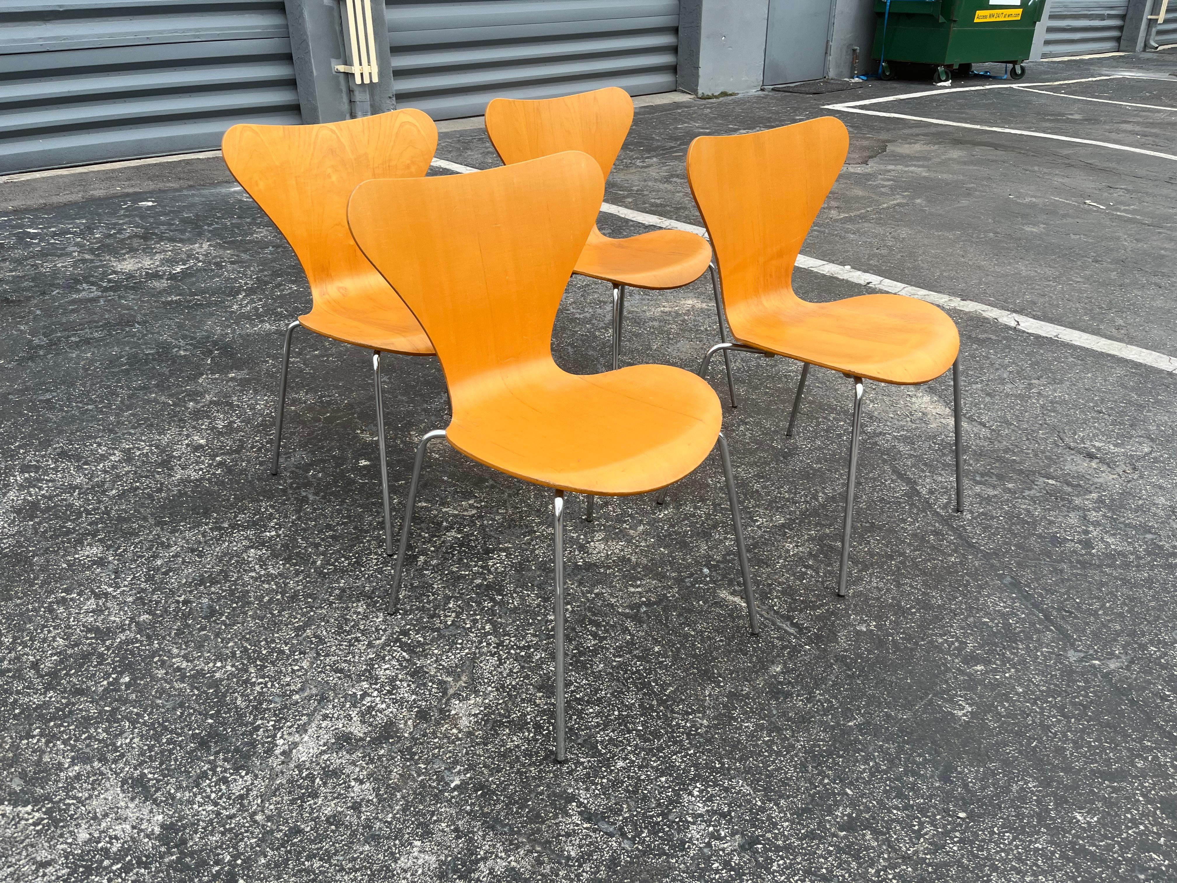 Modern Four Arne Jacobsen Chairs Series 7 for Fritz Hansen