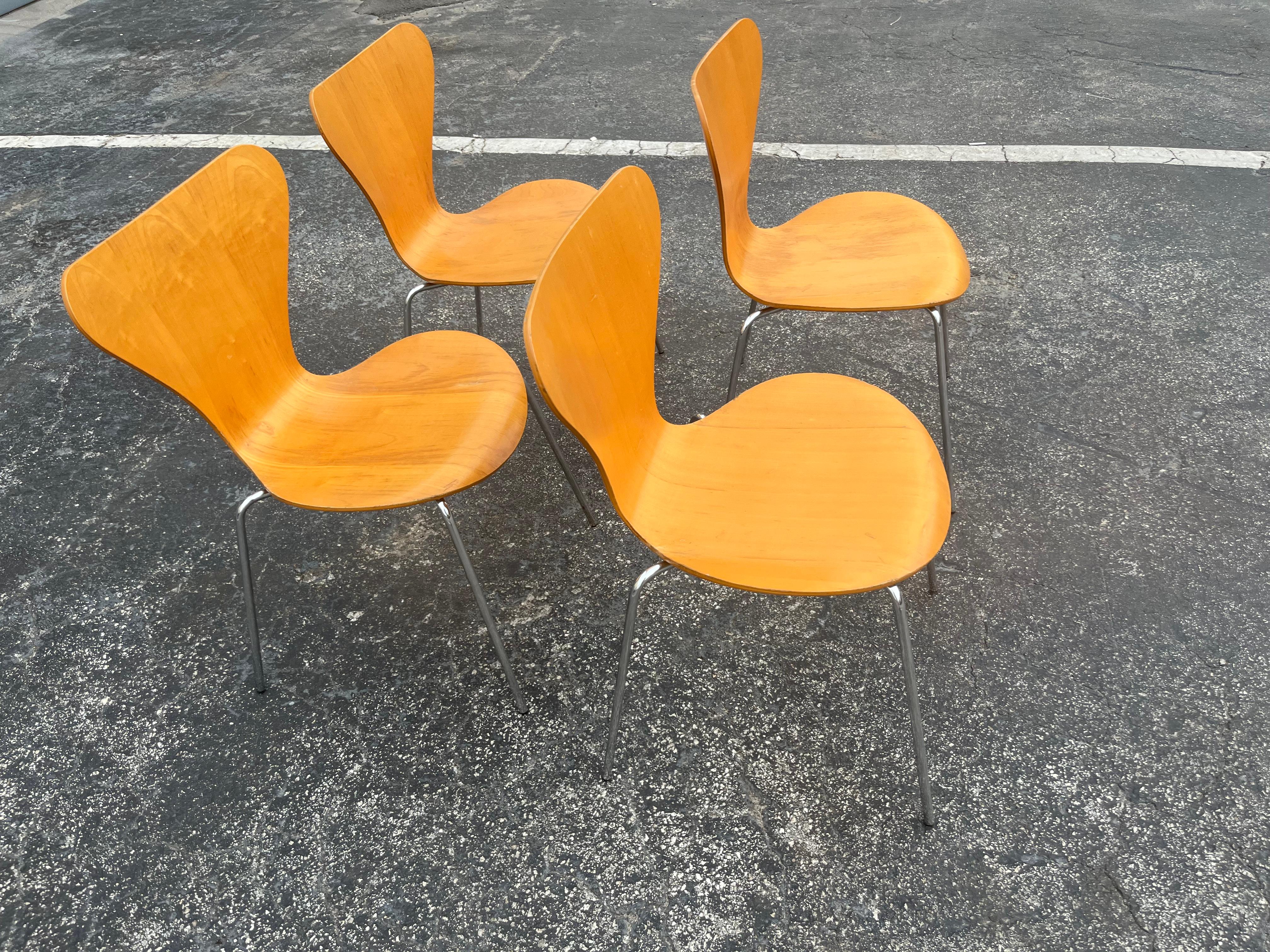 Four Arne Jacobsen Chairs Series 7 for Fritz Hansen In Good Condition In Miami, FL