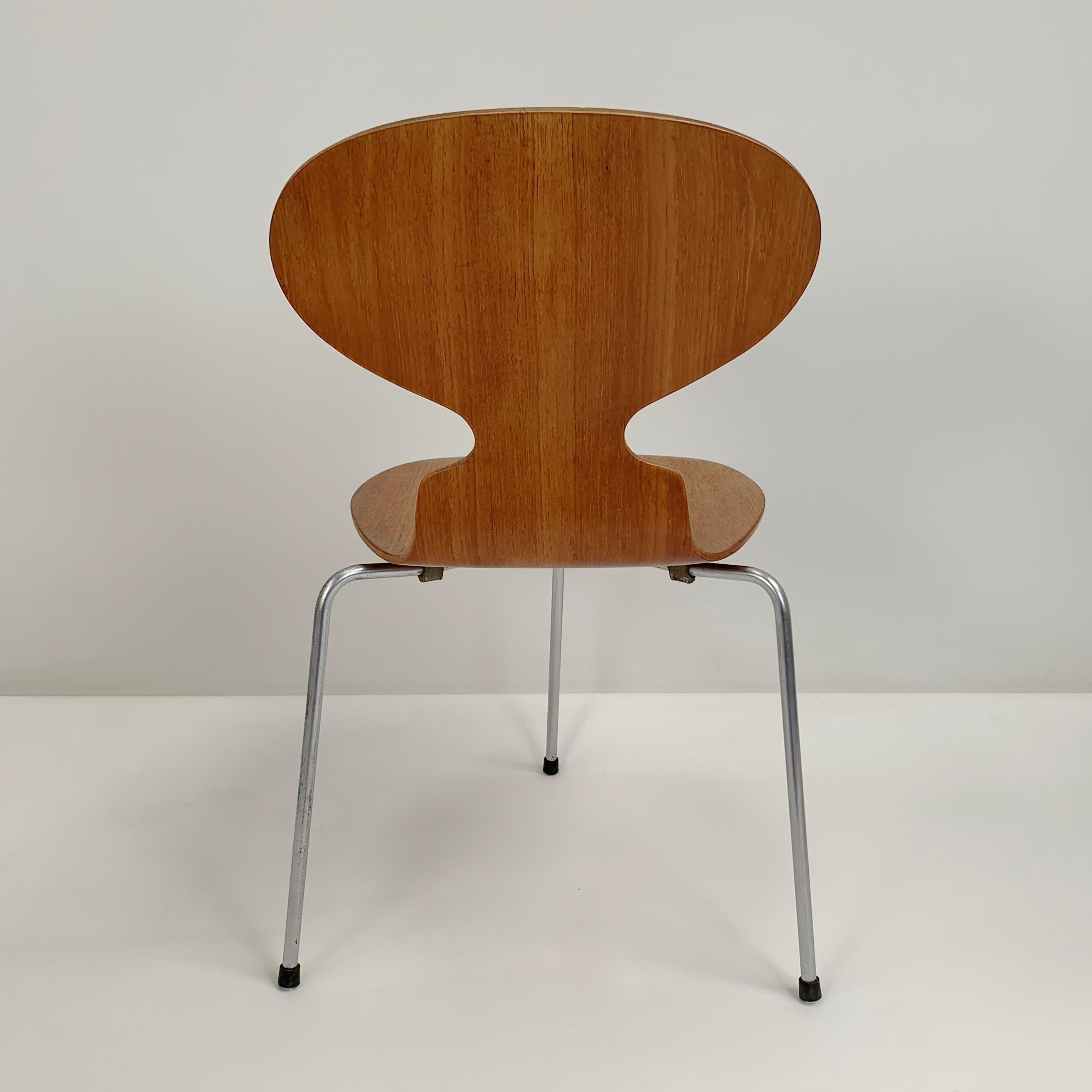  Arne Jacobsen Set Three-Legged Ant Chairs Model 3101, Fritz Hansen, circa 1960. 4