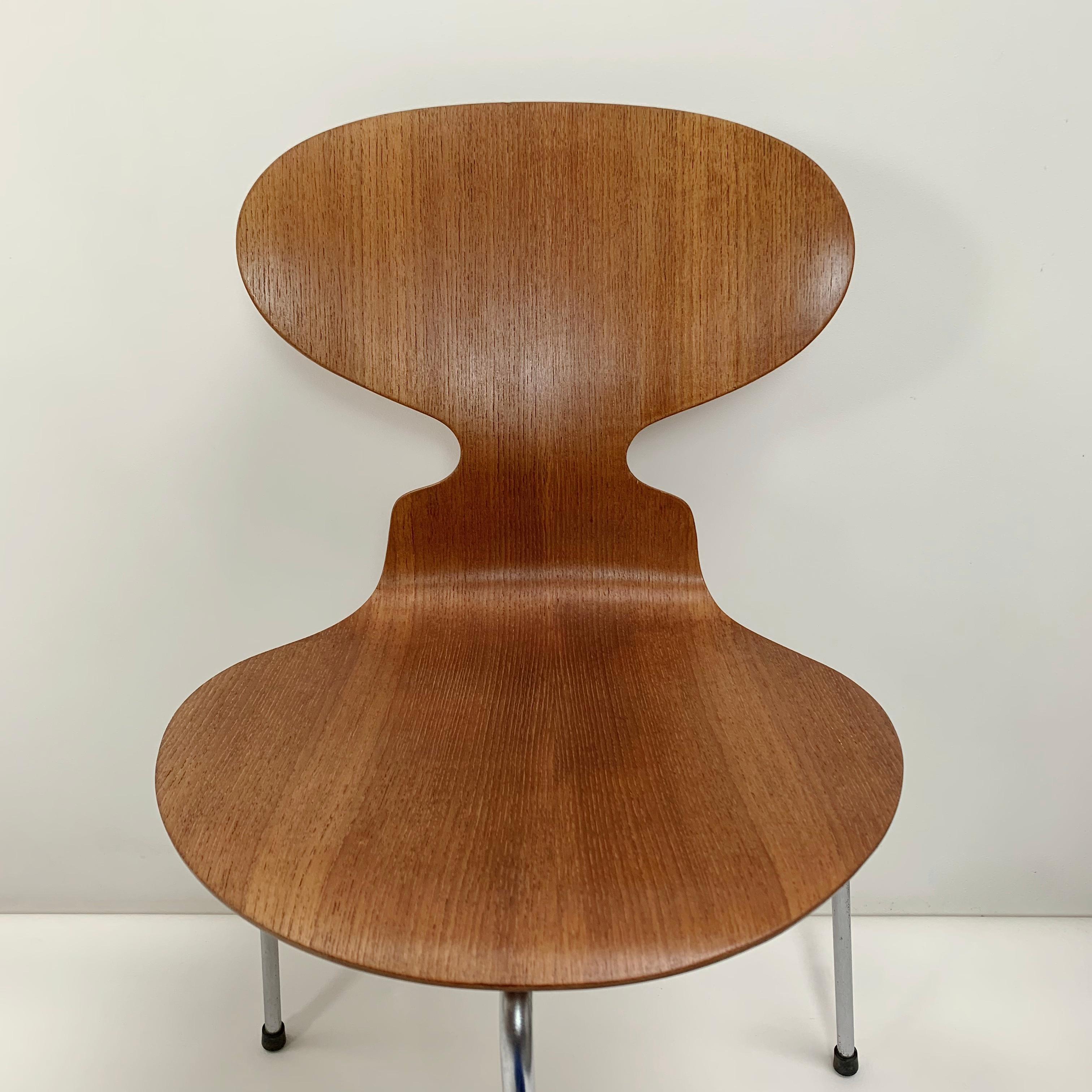  Arne Jacobsen Set Three-Legged Ant Chairs Model 3101, Fritz Hansen, circa 1960. 5
