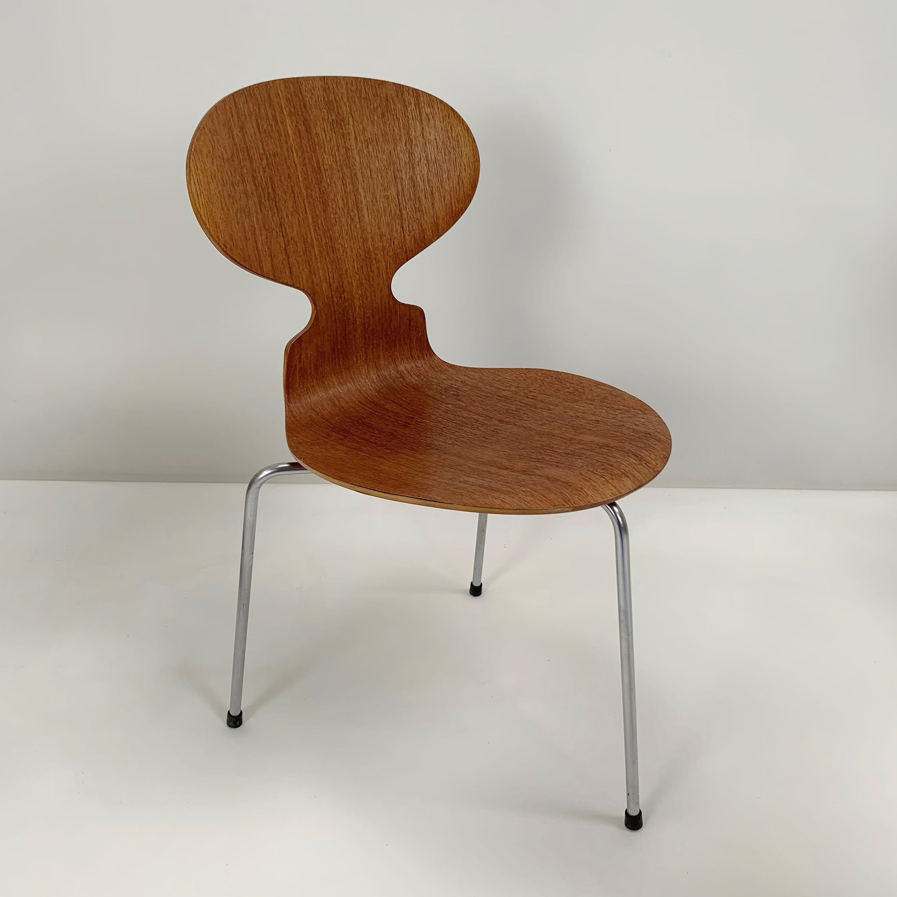  Arne Jacobsen Set Three-Legged Ant Chairs Model 3101, Fritz Hansen, circa 1960. 2