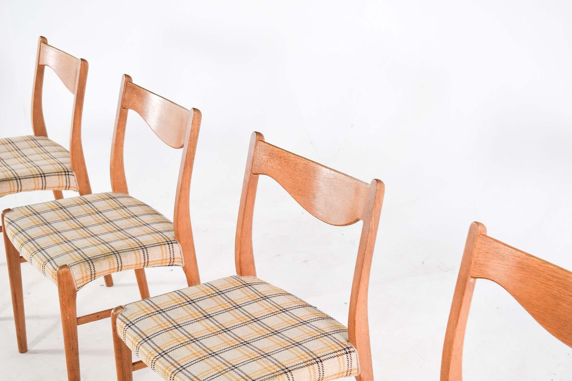 Dieses Bild zeigt ein Quartett von Arne Wahl Iversen Modell GS60 Stühlen, die in den 1960er Jahren hergestellt wurden und den zeitlosen Charme des dänischen Designs ausstrahlen. Die von der Glyngore Stolefabrik hergestellten Stühle sind