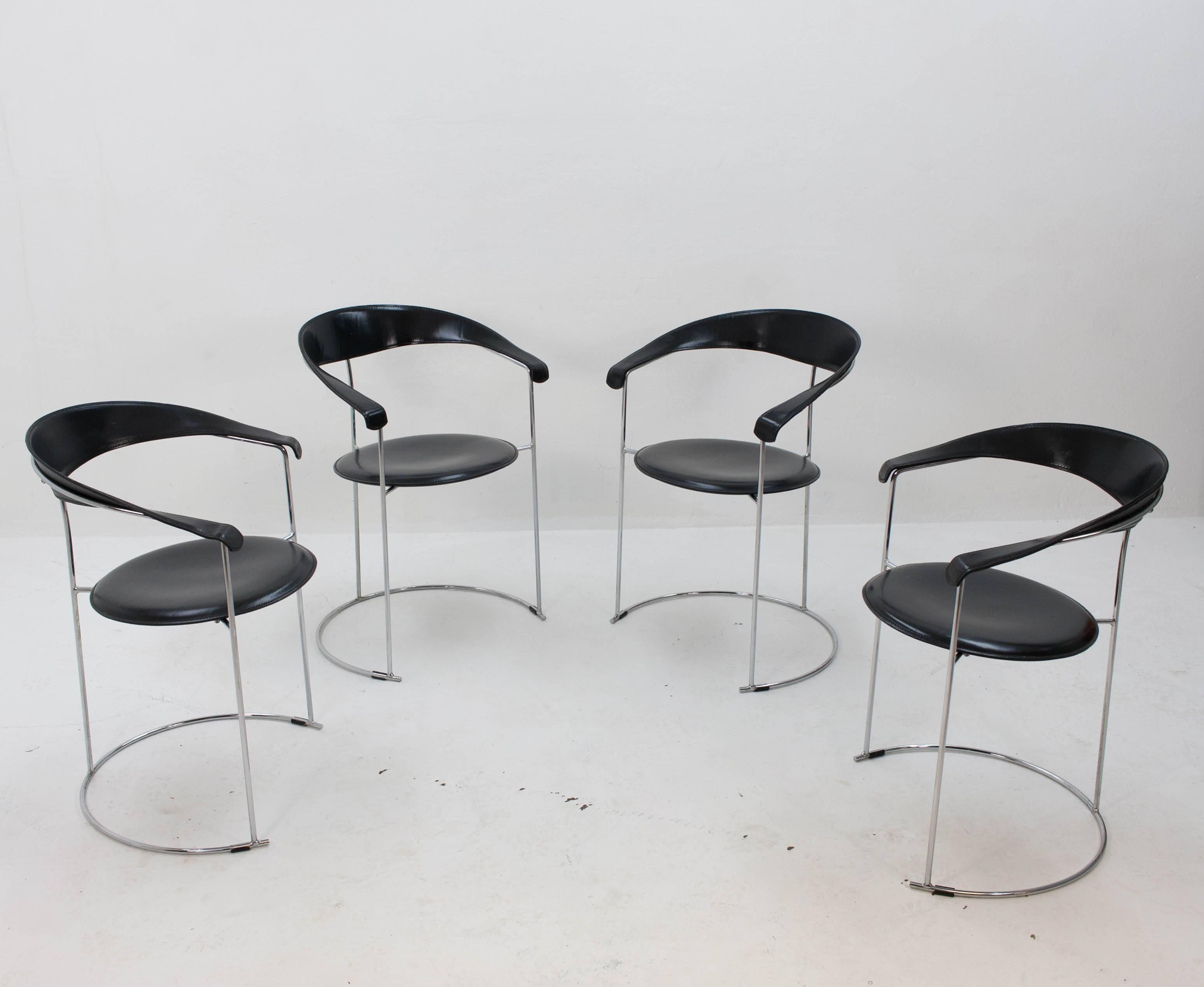 Vier anmutige, minimalistische Designerstühle von Arrben, Italien. Schwarzes Sattelleder auf einem verchromten Rahmen, Anfang der 1960er Jahre. Sehr guter Zustand.