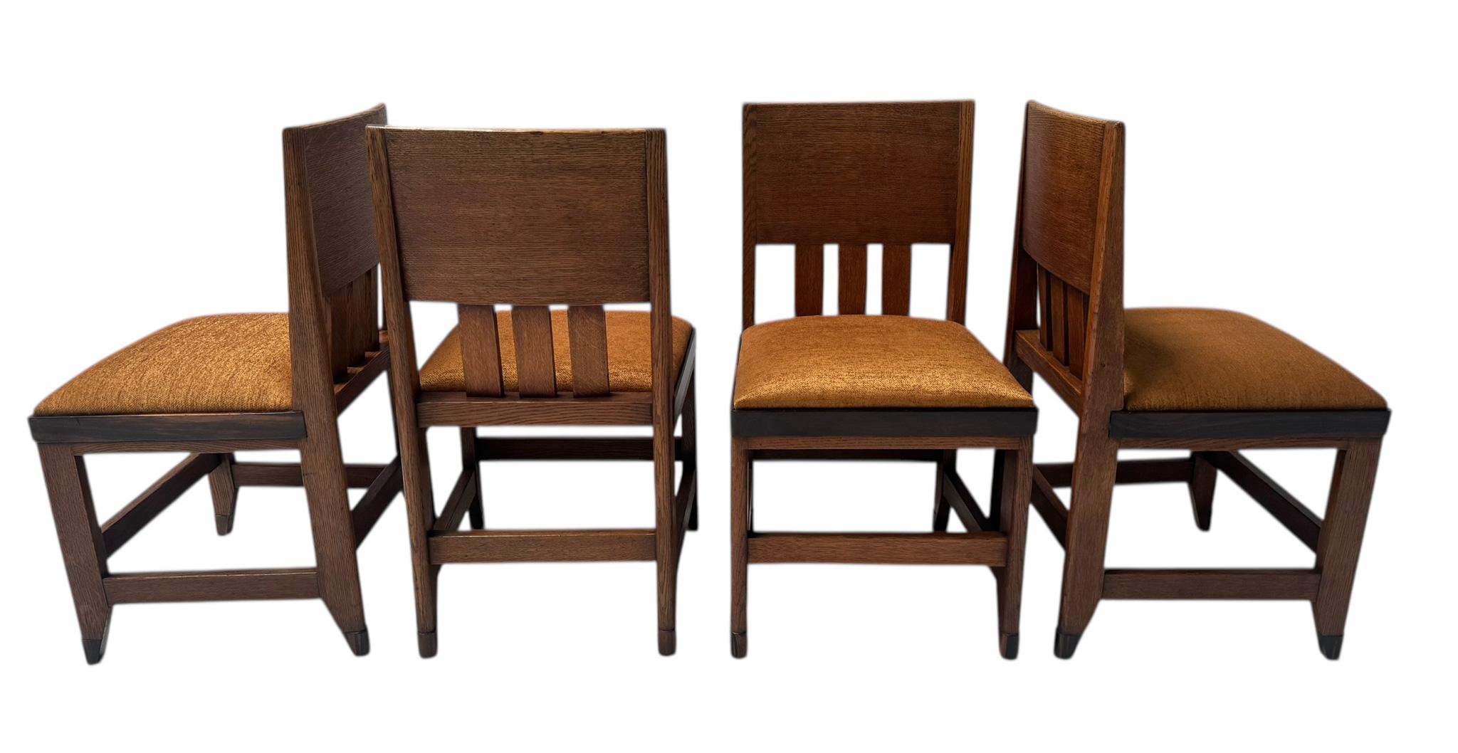 Prächtiger und äußerst seltener Satz von vier Art Deco Modernist Esszimmerstühlen.
Design von Hendrik Wouda für H. Pander & Zonen Den Haag.
Auffälliges niederländisches Design aus den 1920er Jahren.
Massive Eichenrahmen mit originalen massiven