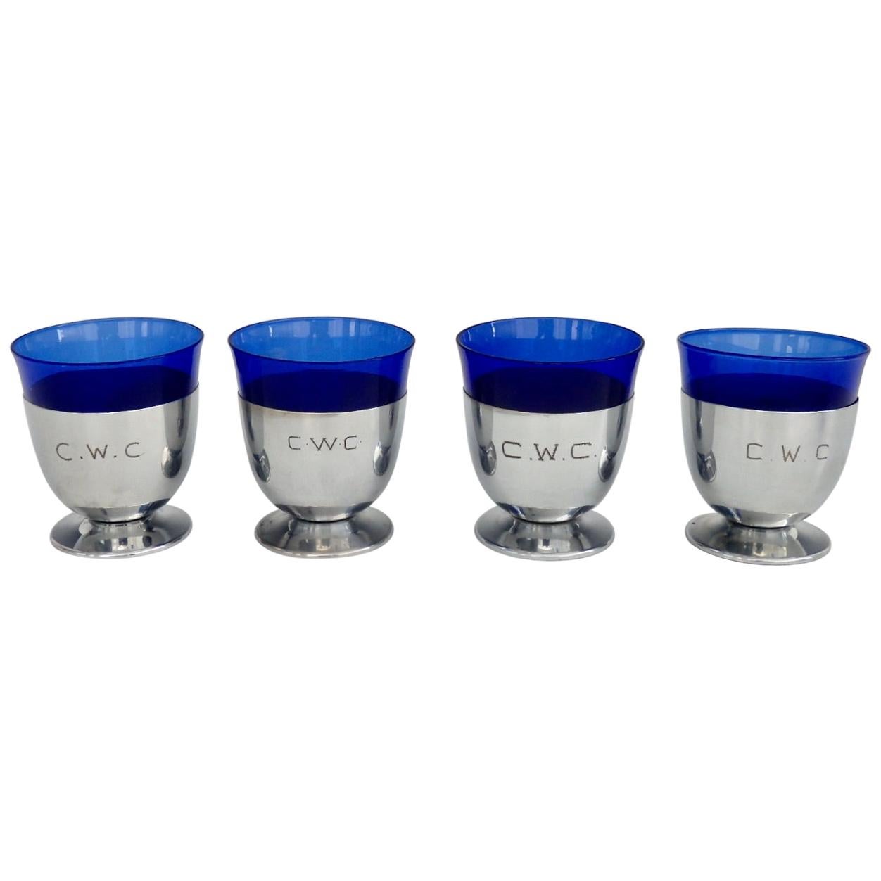 Quatre verres à cocktail Art Déco en chrome monogrammé et verre bleu cobalt