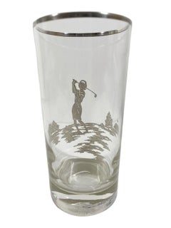 Quatre verres de golf Art Déco à superposition d'argent sur le thème du golf avec une golfeuse