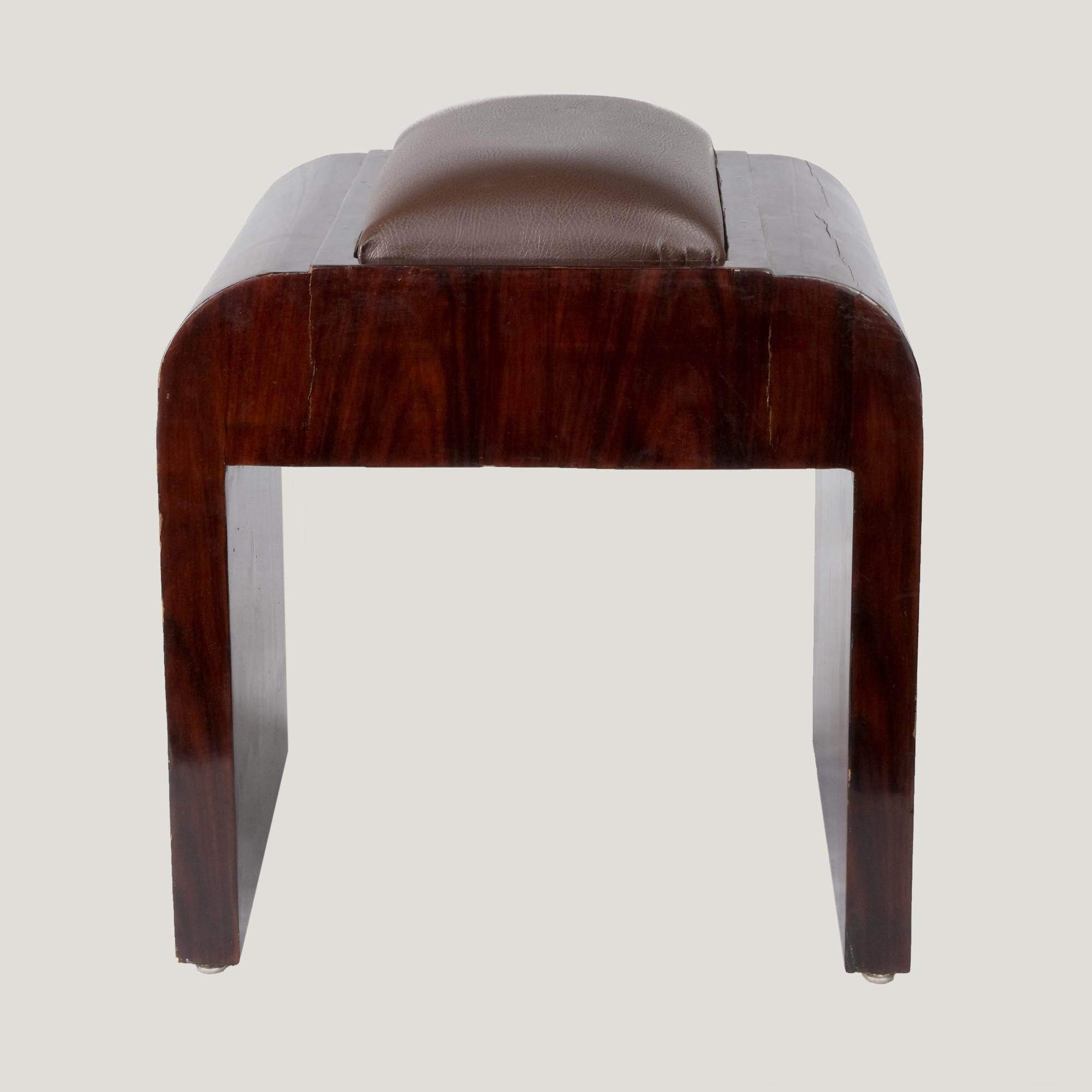 Four Art Deco stools, mahogany veneered wood trimmed with leather.
Small accidents. 49x43x39.5 cm.
French work 1921.

These stools fit perfectly into the Art Deco style with pure, straight and geometric lines echoing cubist painting.
We are here,
