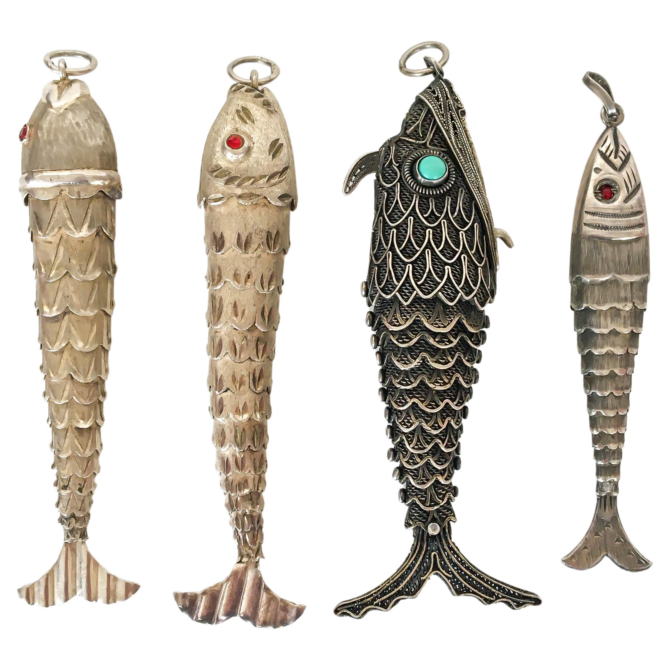 Quel pendentif poisson aimez-vous ? Un pour vous et trois autres à offrir à vos proches ?
Ces quatre pendentifs vintage articulés en forme de poisson en argent sont magnifiques et cherchent une nouvelle maison. Les poissons bougent et remuent leur