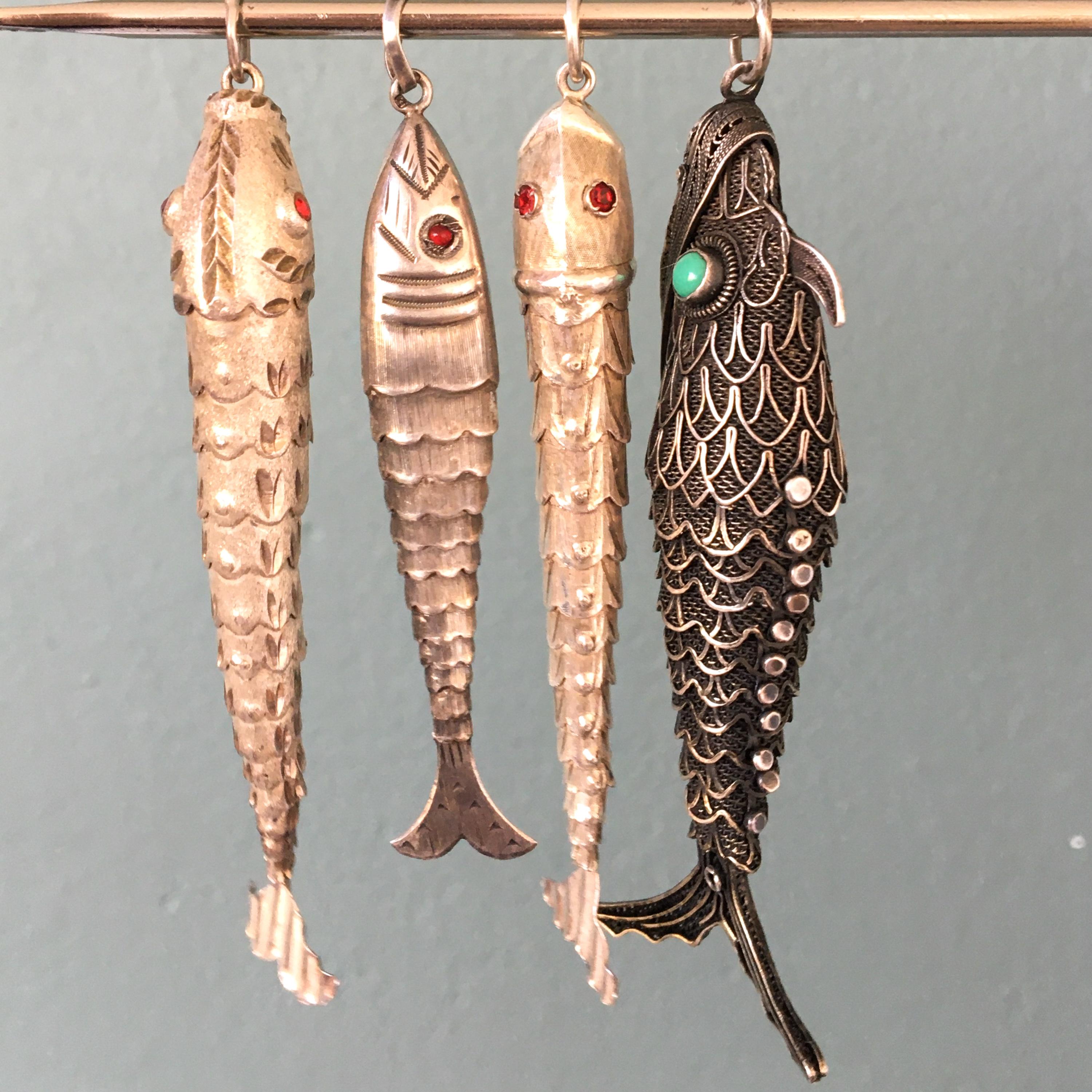Quatre pendentifs de charme en argent pour poissons articulés et mobiles 3