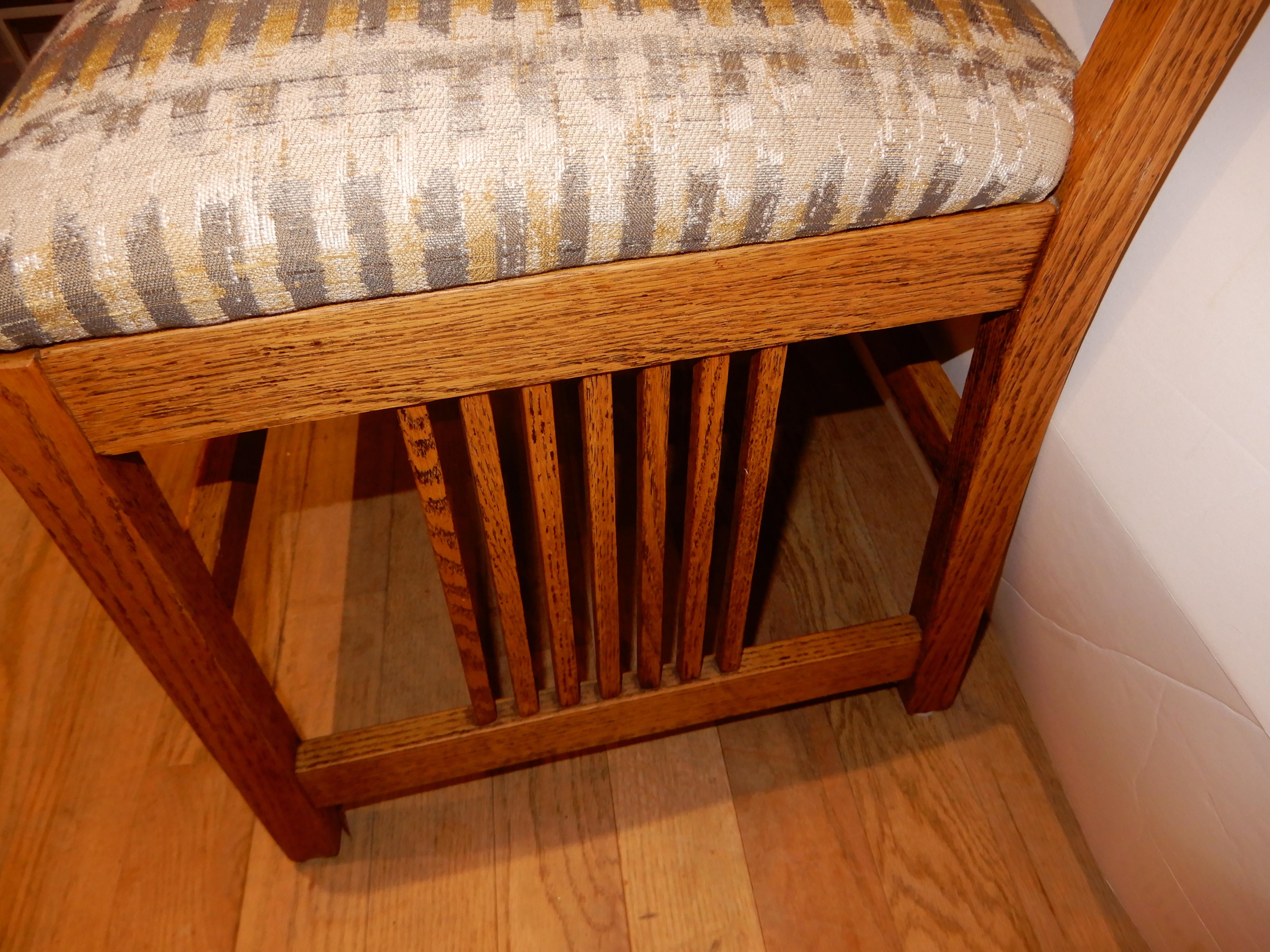 Américain Quatre chaises de salle à manger en chêne Arts and Craft par Pennsylvania House Furniture 1887 2005 en vente