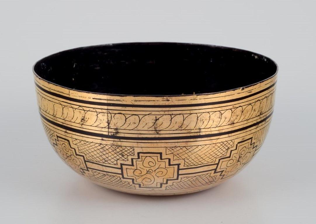 Four Asian bowls made of papier-mâché. Decorated in gold and black. In Excellent Condition For Sale In Copenhagen, DK