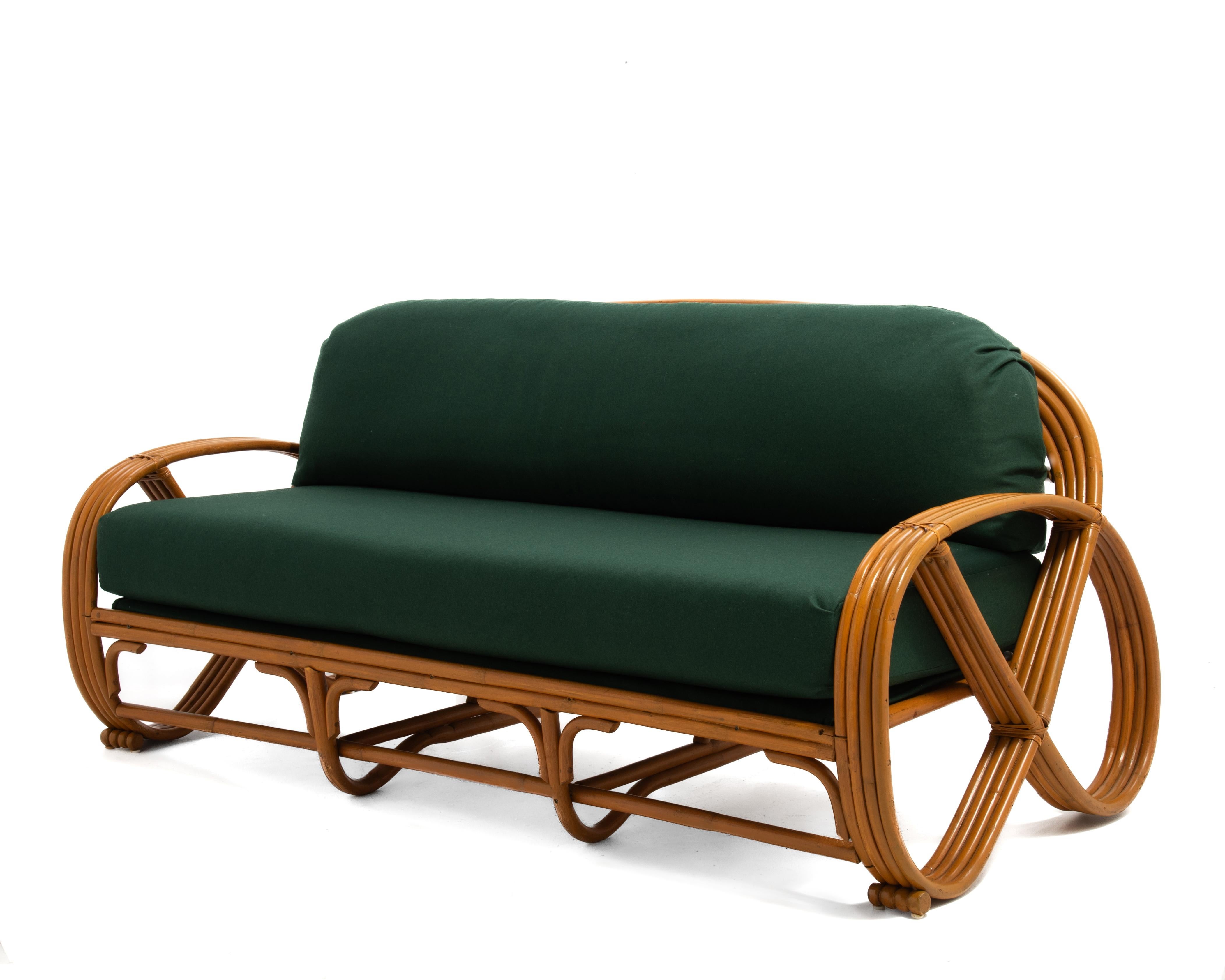Un set da salotto vintage in rattan di Paul Frankl composto da un divano a tre posti, un divano a due posti, un tavolino e due tavolini. Tutti e cinque i pezzi provengono da una tenuta locale, si abbinano e sono sempre stati insieme. Questo non è un