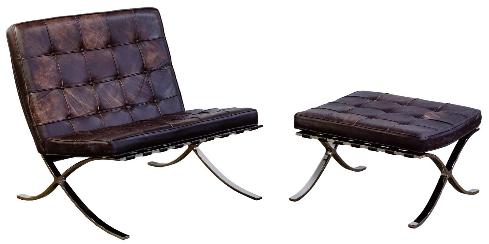 Juego a juego de cuatro sillas y pufs originales Barcelona de estilo internacional en cromo y cuero, de Mies van der Rohe para Knoll.

La silla y el puf Barcelona consiguen la serenidad de líneas y el refinamiento de proporciones y materiales