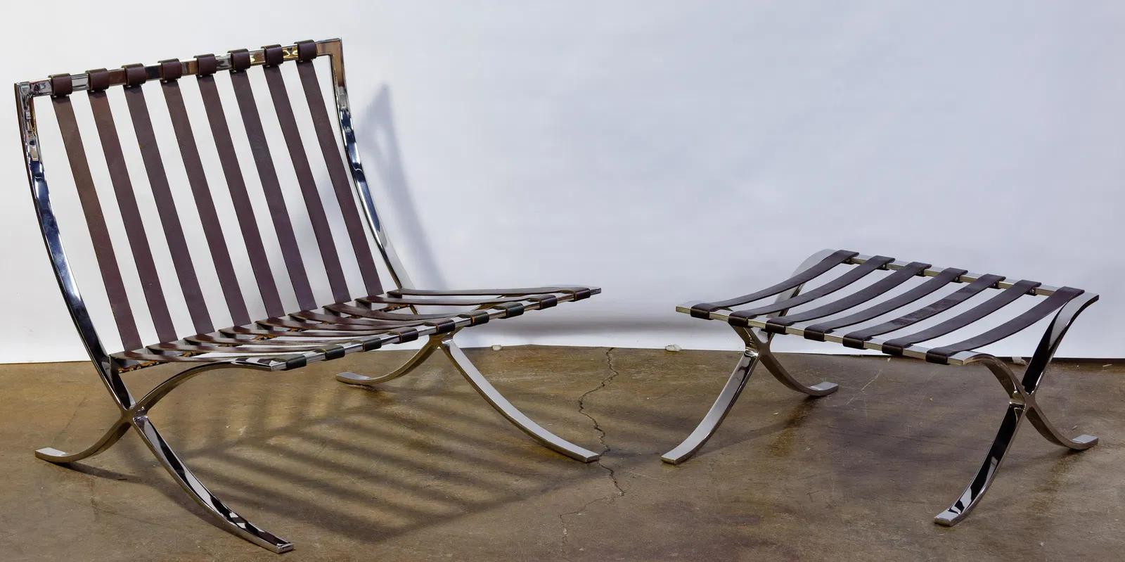 Cuatro sillas y otomanos Barcelona de cromo y cuero de Mies van der Rohe Patinado en venta
