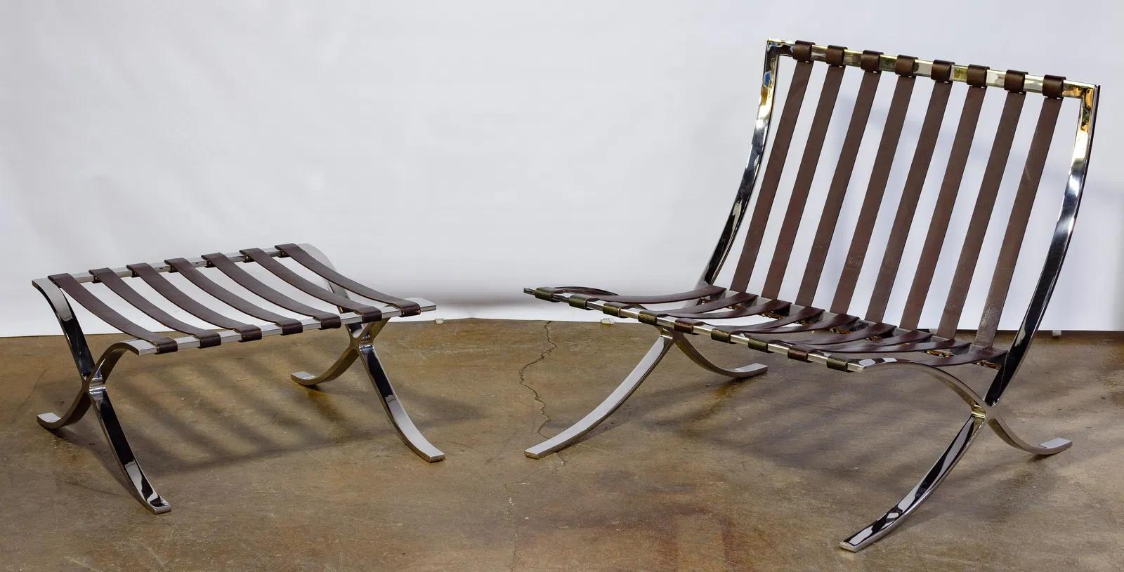 Cuatro sillas y otomanos Barcelona de cromo y cuero de Mies van der Rohe en Excelente estado para la venta en Los Angeles, CA