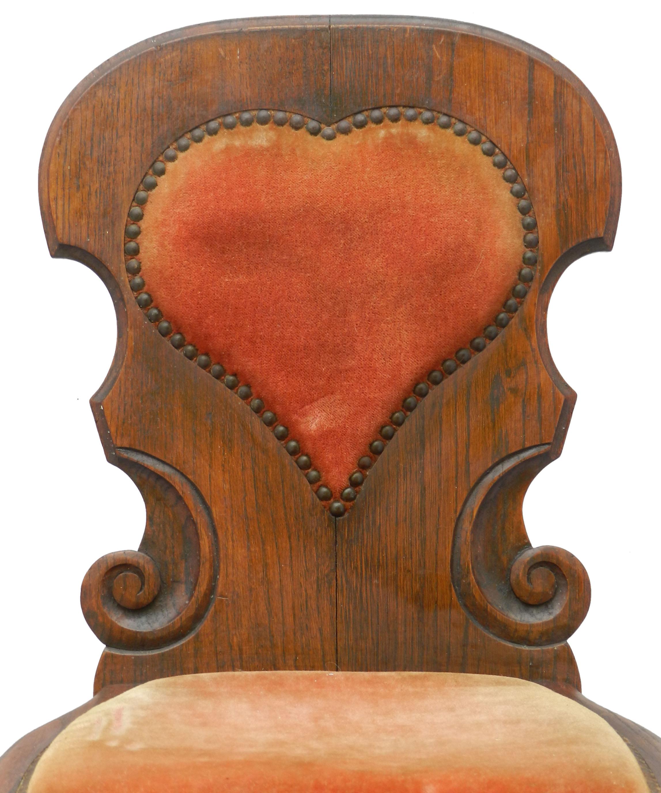 Vier baskische Stühle aus der Mitte des Jahrhunderts Französisch circa 1940 gepolstert Hearts einzeln verkauft
Diese Stühle sind für Erwachsene (und funktionieren auch für Kinder), sie wurden zum Spielen von Spezialinstrumenten verwendet.
Allerdings