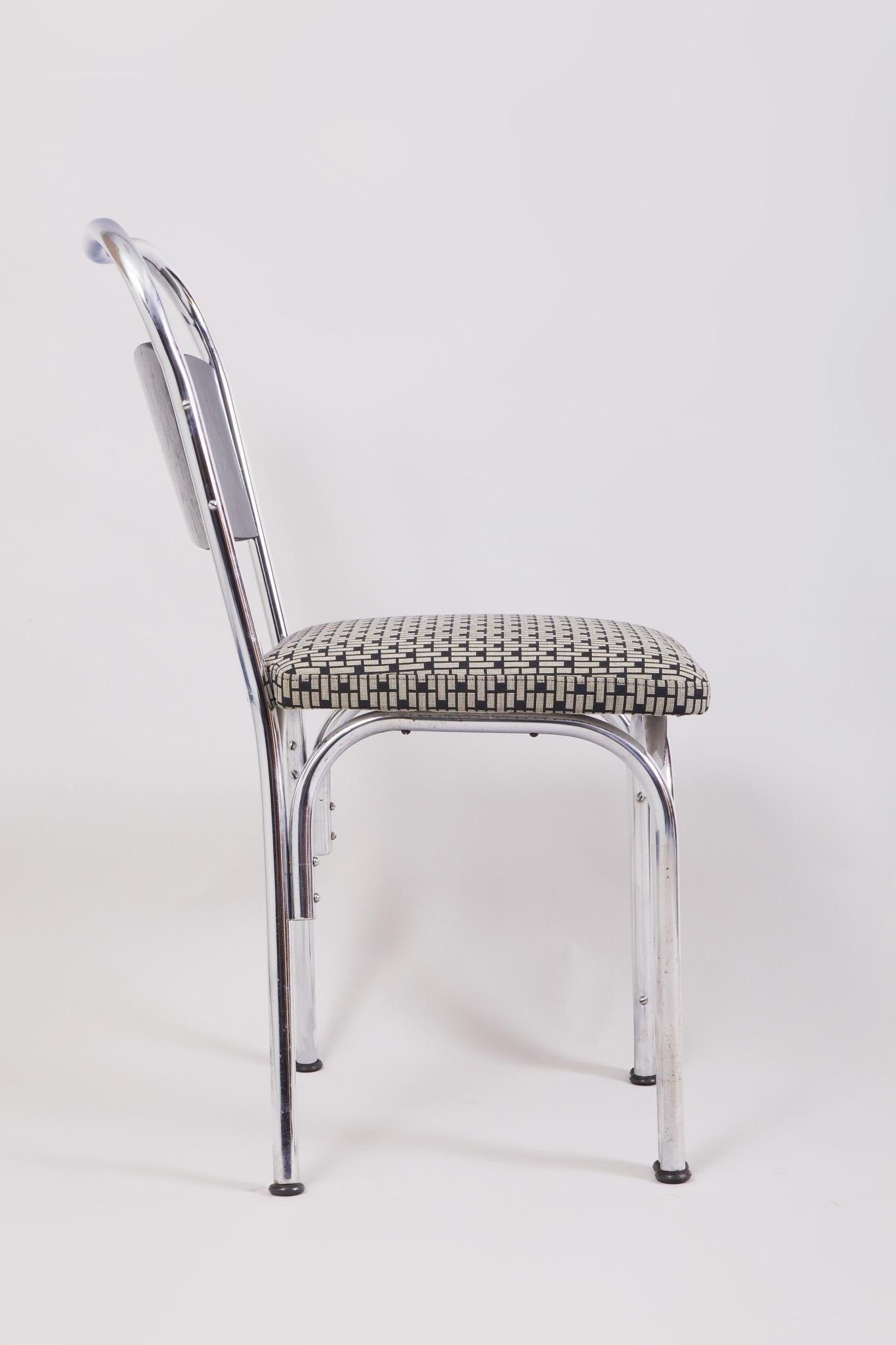 Made in Germany in the 1930s and fully restored and reupholstered by our team.
The chairs belong to the Bauhaus style
They are made out of Oak and chrome plated steel
Upholstered with Backhausen fabric.
The set comes with four chairs.