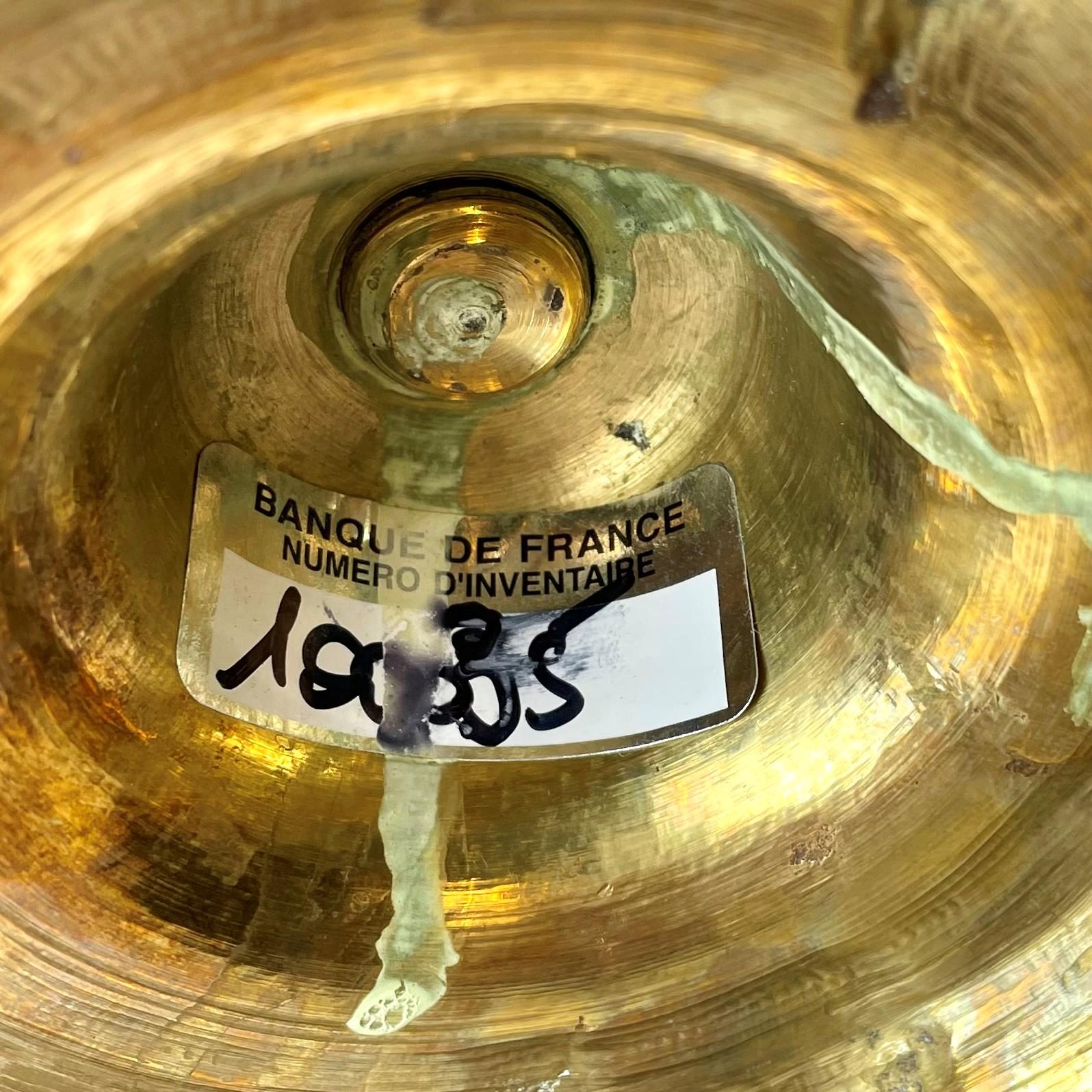 Schöne Louis XV.-Kerzenständer aus vergoldeter Bronze von Banque De France im Angebot 3