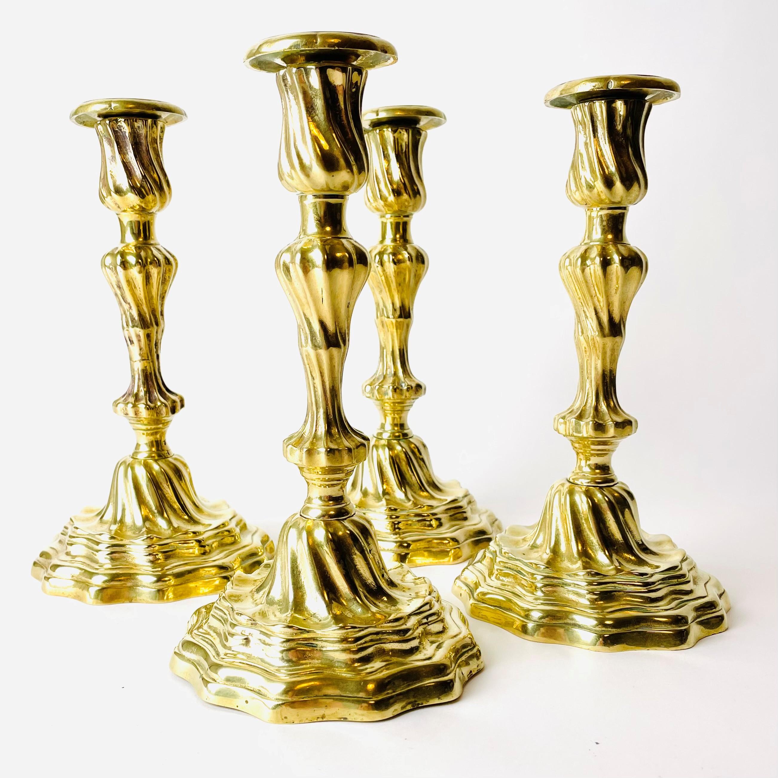 Vier schöne und sehr seltene Kerzenständer in vergoldeter Bronze aus den 1760er Jahren in Louis XV. Wahrscheinlich in Paris hergestellt. Provenienz aus der Banque de France, komplett mit Inventarnummer der Banque.

Diese schönen Louis