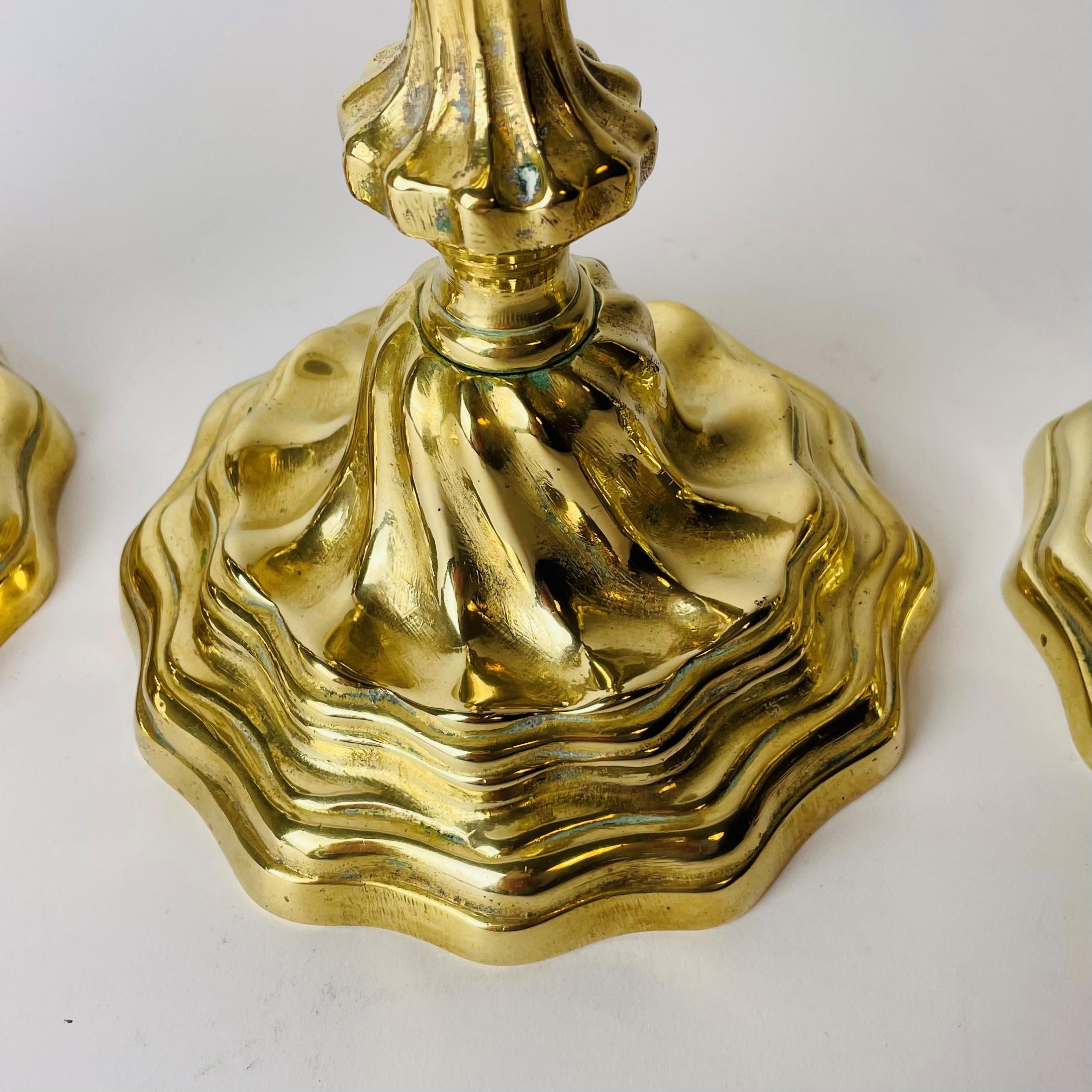 Schöne Louis XV.-Kerzenständer aus vergoldeter Bronze von Banque De France im Zustand „Gut“ im Angebot in Knivsta, SE