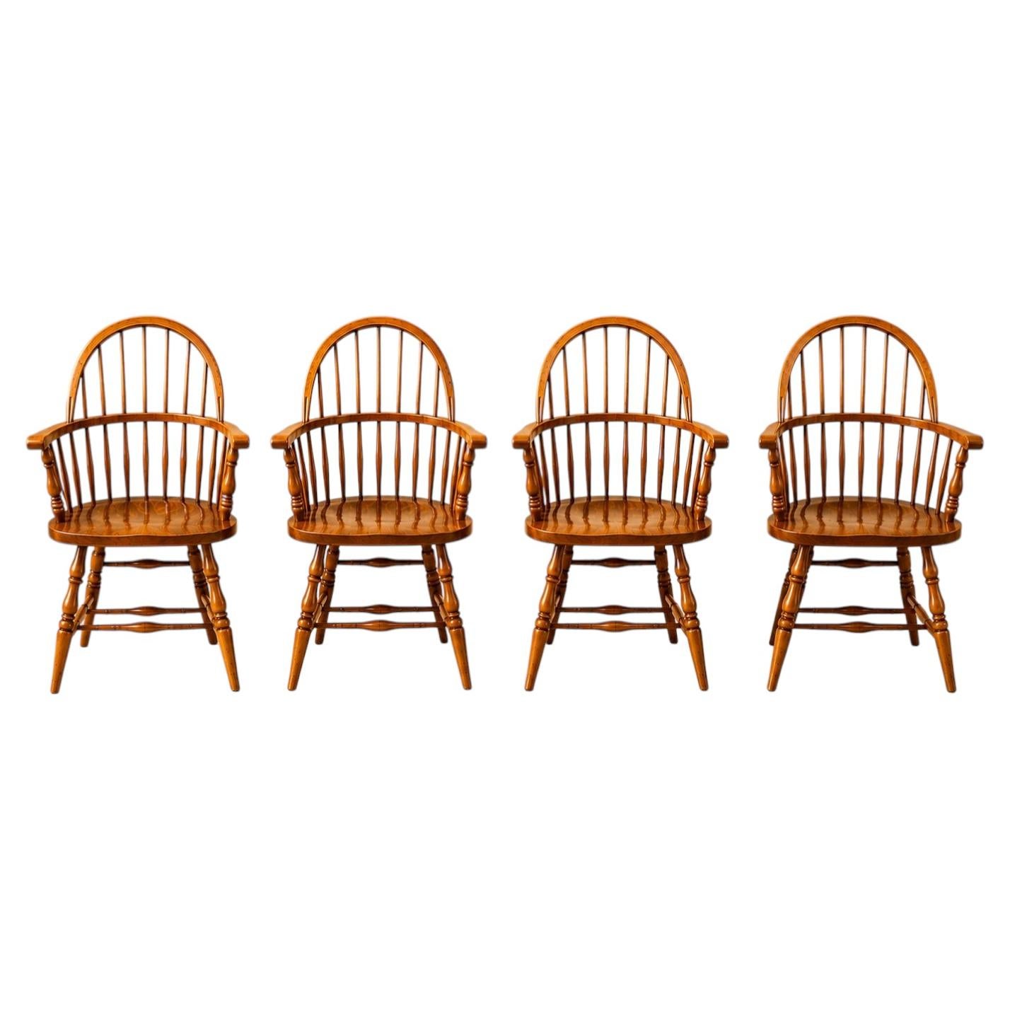 Quatre fauteuils Windsor vintage en érable ondé au magnifique veinage en vente