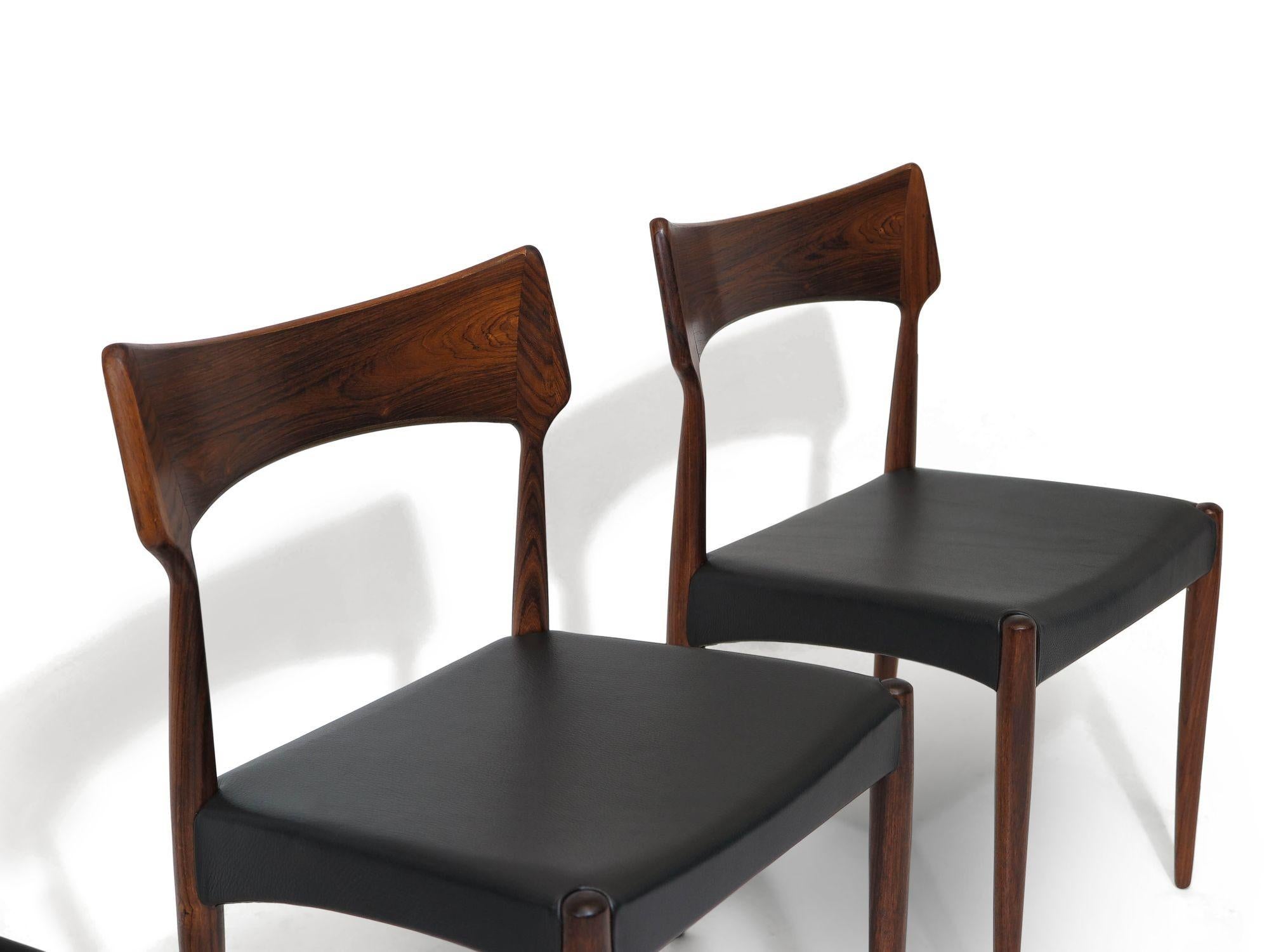 Four Brazilian Rosewood dining chairs manufactured by Bernhart Pedersen & Sons, Denmark. Newly upholstery upholstered in black leather. The chairs in in excellent condition with minor signs of age and use.
Measurements
W 20