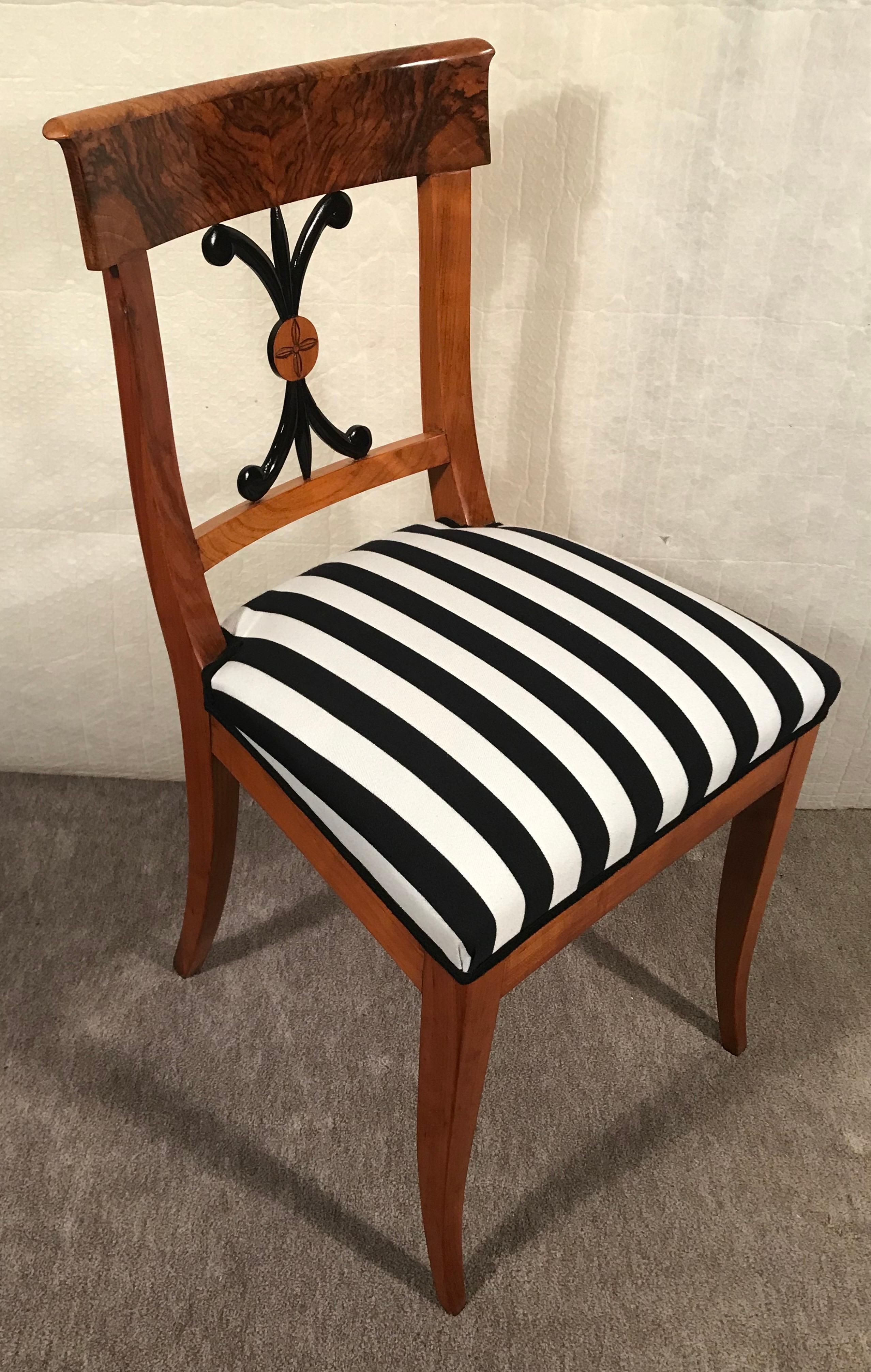 This original set of four Biedermeier chairs stands out for its beautiful walnut veneer. The backrest has beautiful open work decoration. The chairs are refinished with a shellac hand polish and have a new upholstery with a very pretty fabric.
This