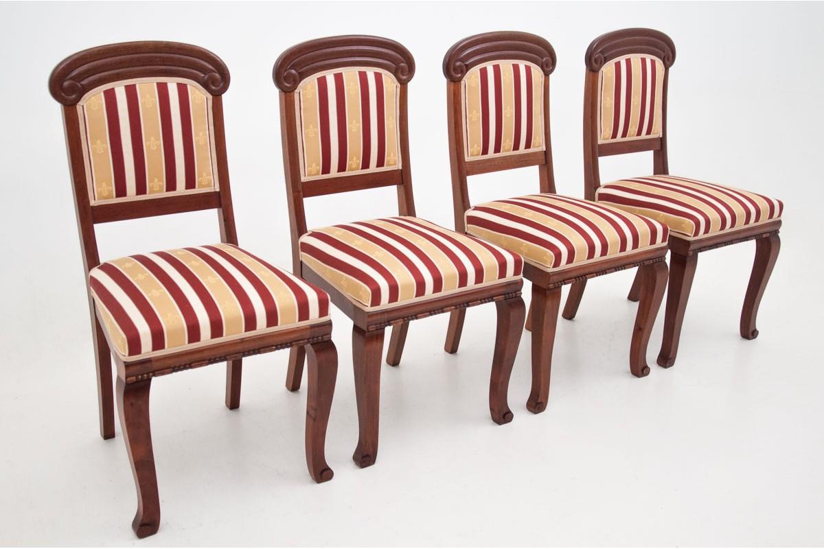 A set of stylish chairs was made of mahogany at the turn of the century. Frames beautifully bent, seats and backs upholstered with elegant fabric. The whole rests on stable legs. Very good condition.

Dimensions: height 96 cm, seat height 46 cm,