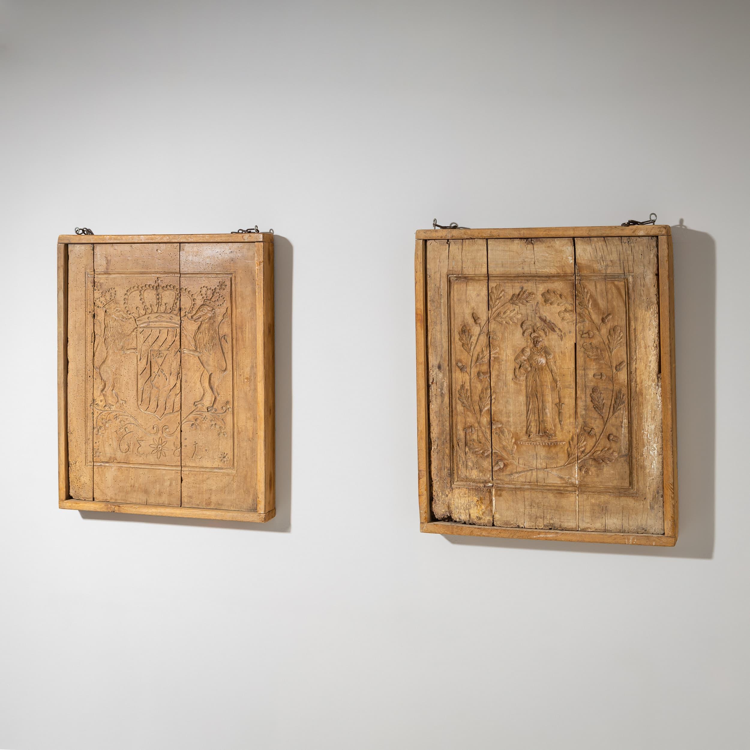 Quatre moules rectangulaires en bois, sculptés et encadrés. Les moules présentent des traces de trous de vers, certains étant datés de 1836.