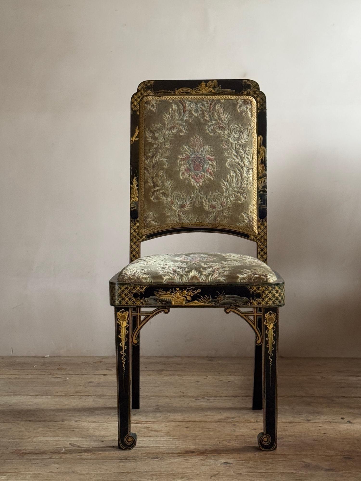 Early 20th Century black and gold lacquered chinoiserie dining chairs. For Sale