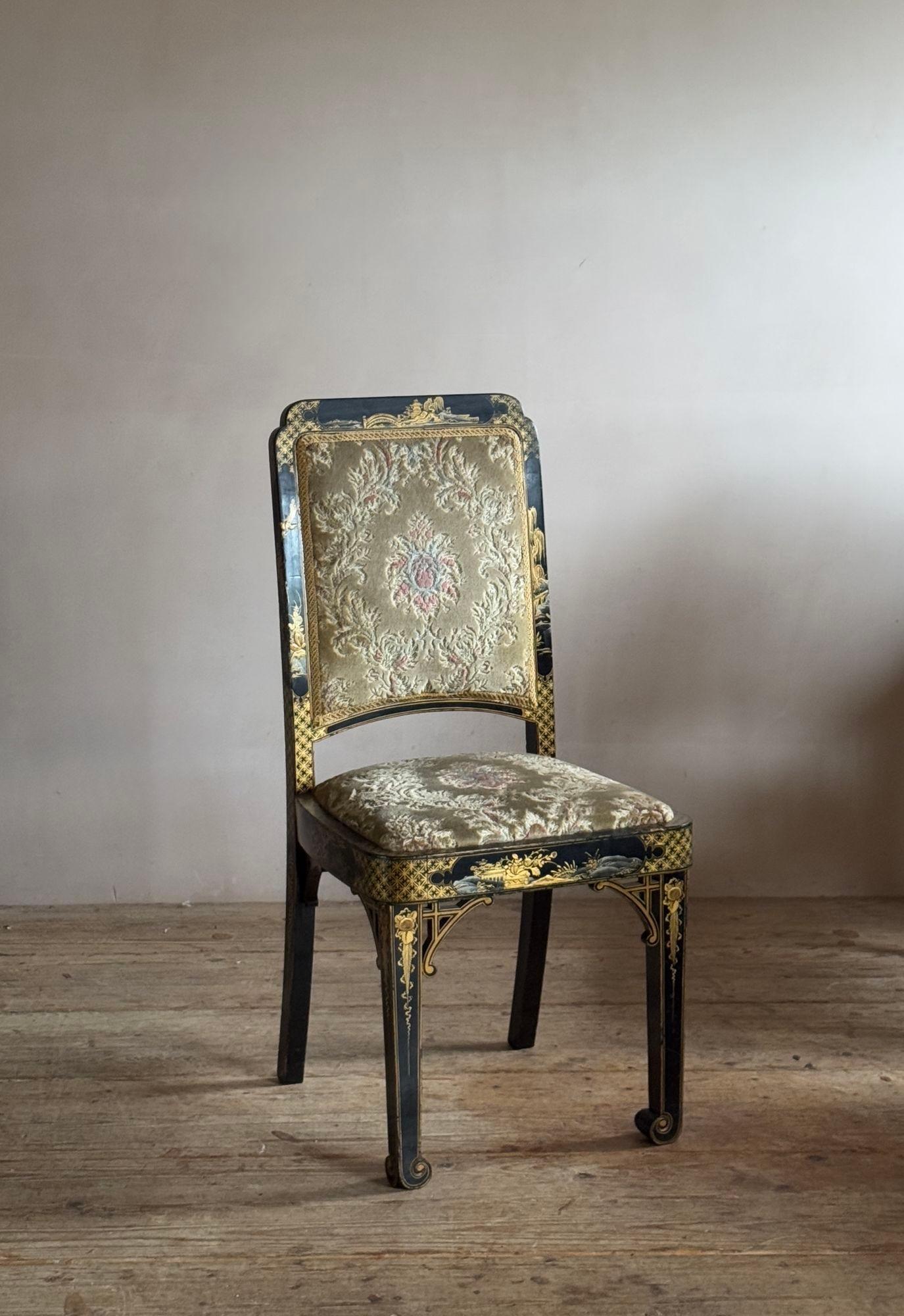 Lacquer black and gold lacquered chinoiserie dining chairs. For Sale