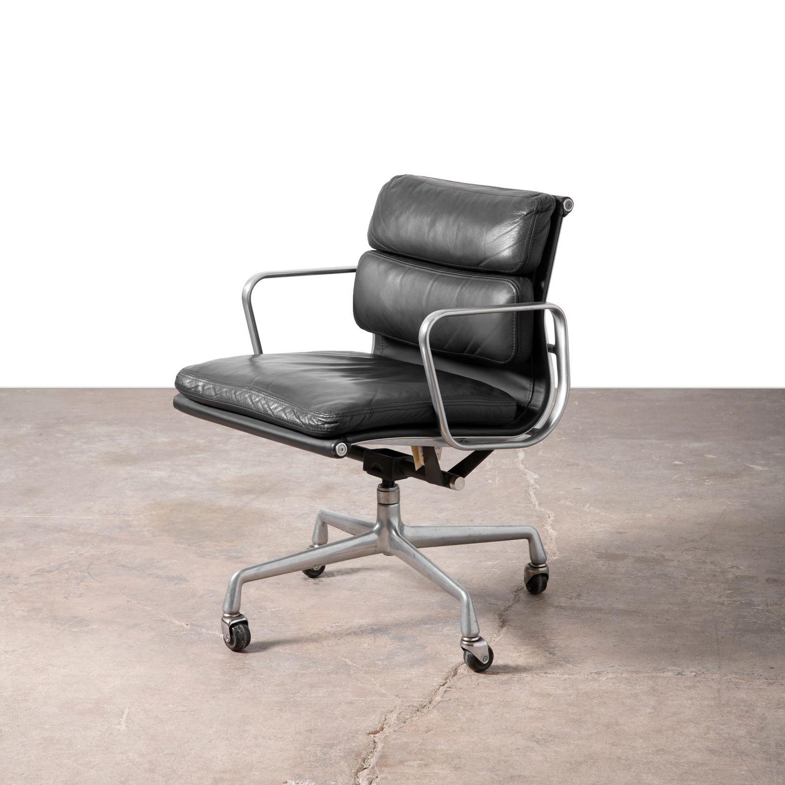 Four Black Leather Herman Miller Charles & Ray Eames Soft Pad Management Chairs im Angebot 5