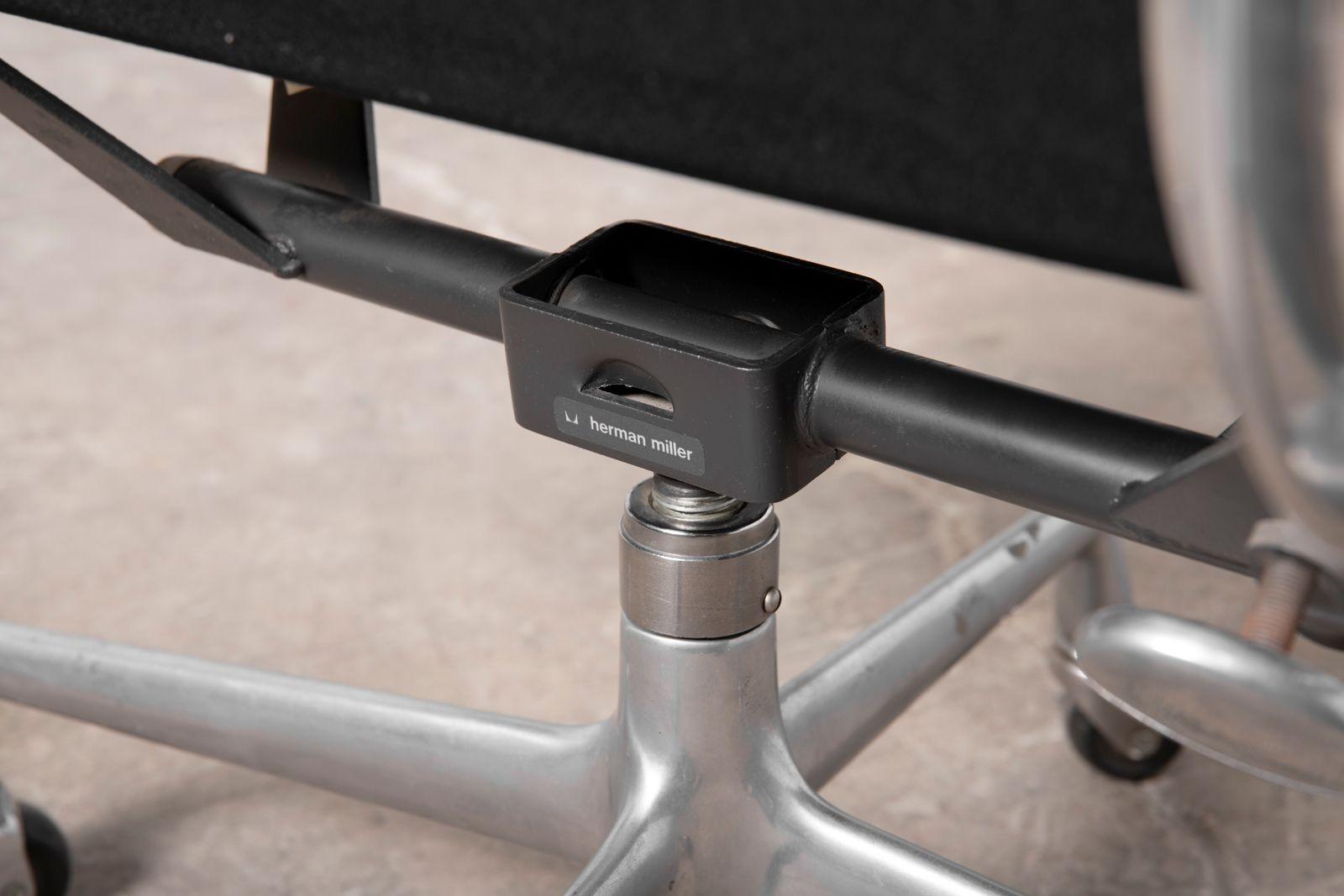 Four Black Leather Herman Miller Charles & Ray Eames Soft Pad Management Chairs im Angebot 7