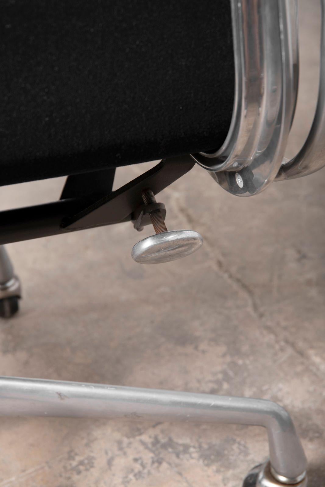 Four Black Leather Herman Miller Charles & Ray Eames Soft Pad Management Chairs im Angebot 8