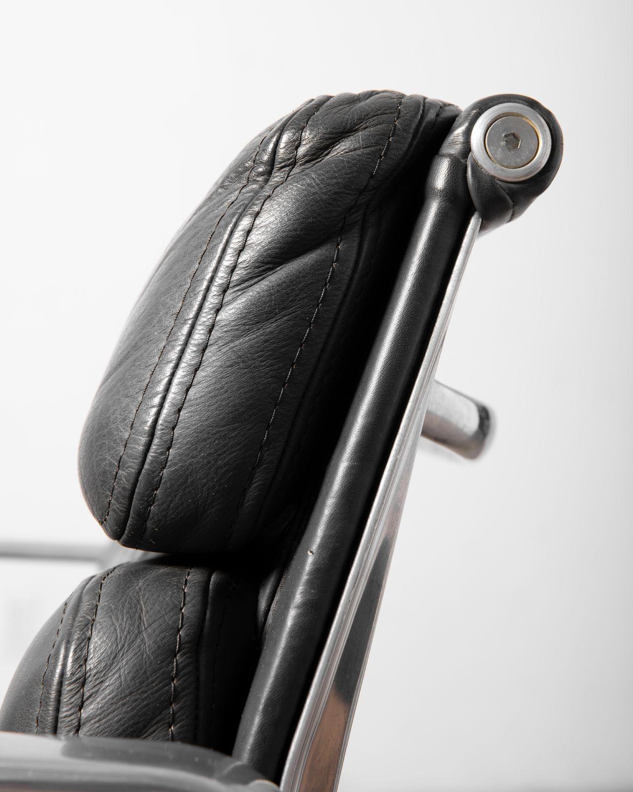 Four Black Leather Herman Miller Charles & Ray Eames Soft Pad Management Chairs im Angebot 9