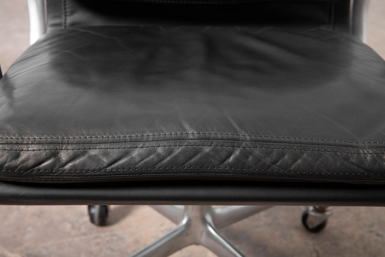 Four Black Leather Herman Miller Charles & Ray Eames Soft Pad Management Chairs im Angebot 11