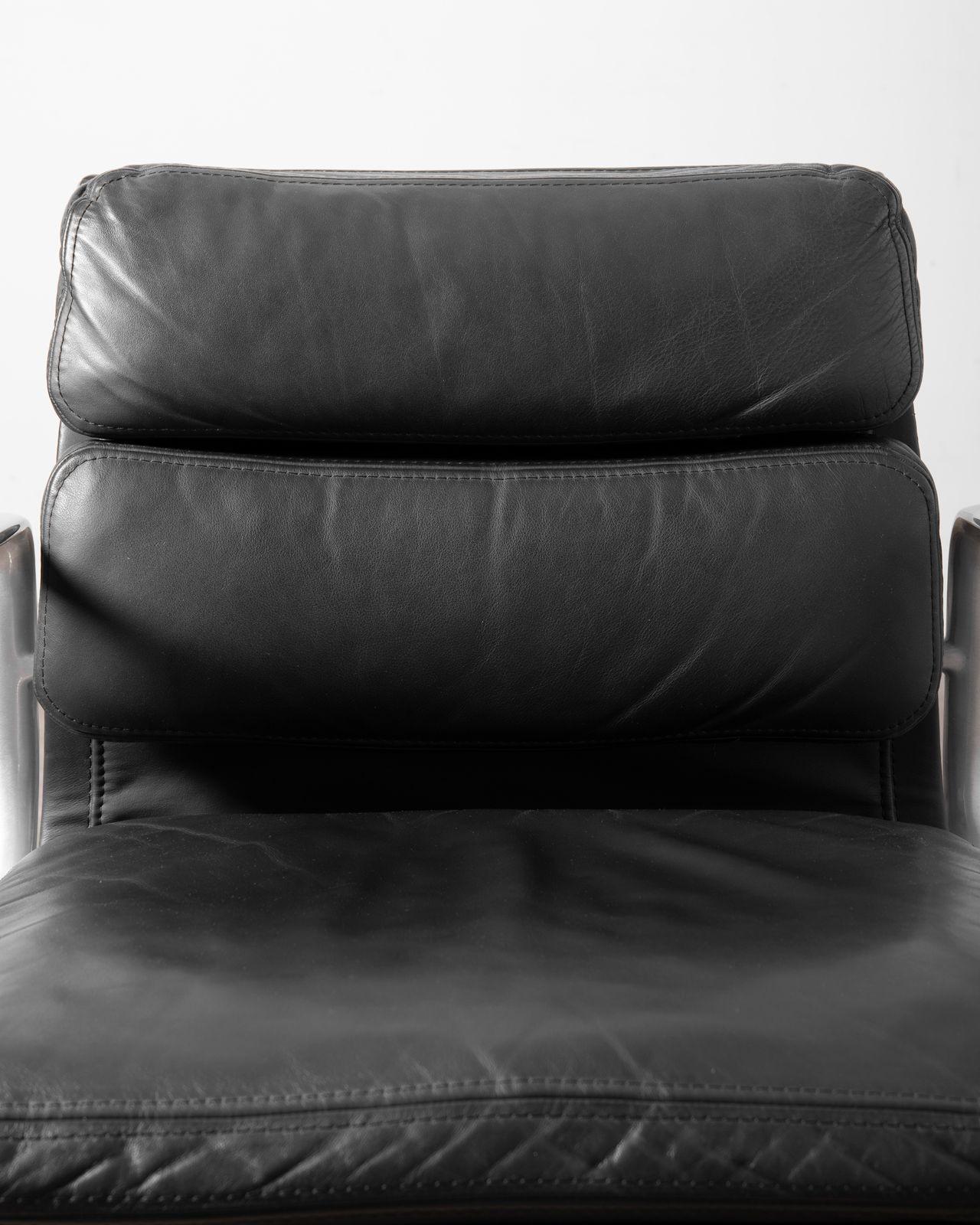 Four Black Leather Herman Miller Charles & Ray Eames Soft Pad Management Chairs im Angebot 12