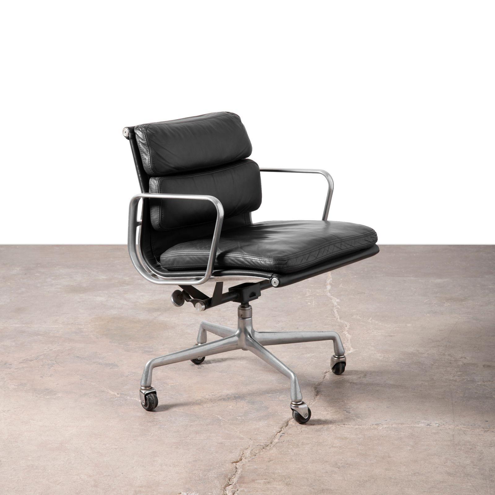 Four Black Leather Herman Miller Charles & Ray Eames Soft Pad Management Chairs im Zustand „Gut“ im Angebot in Dallas, TX