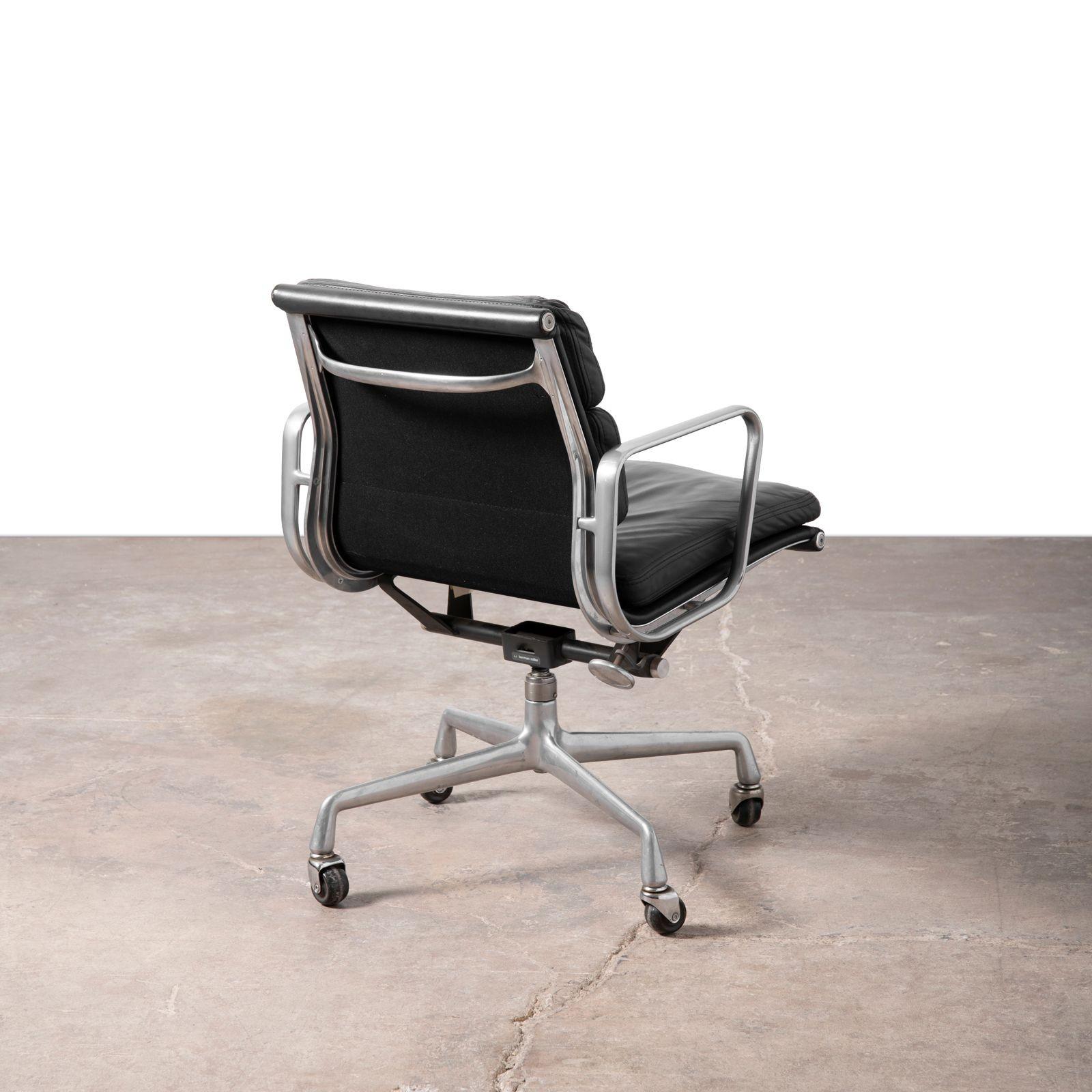 Four Black Leather Herman Miller Charles & Ray Eames Soft Pad Management Chairs (Mitte des 20. Jahrhunderts) im Angebot